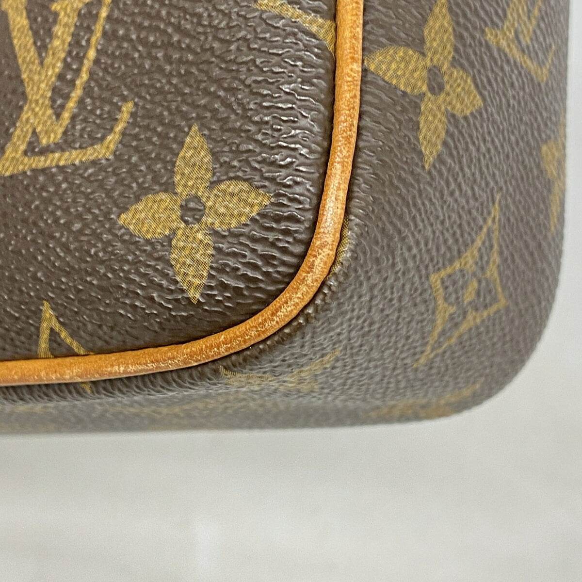 Louis Vuitton Brown Clutch Bag (Pre-Owned)