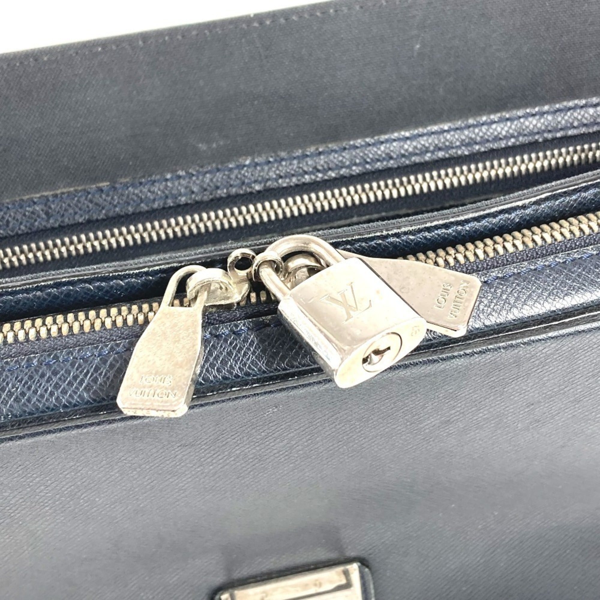 Louis Vuitton Boreal Navy Taiga Leather Handbag Shoulder Bag (Pre-Owned)