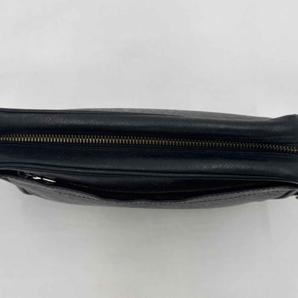 Louis Vuitton Ardoise Black Taiga Leather Clutch Bag (Pre-Owned)