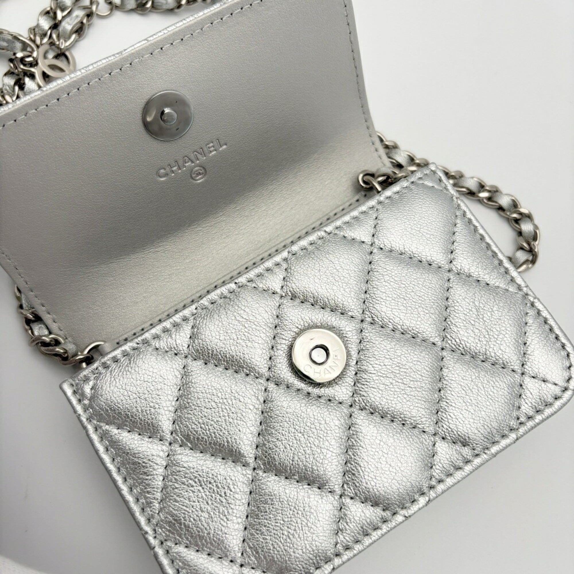 Chanel Matelasse Silver Leather Shoulder Bag (Pre-Owned)