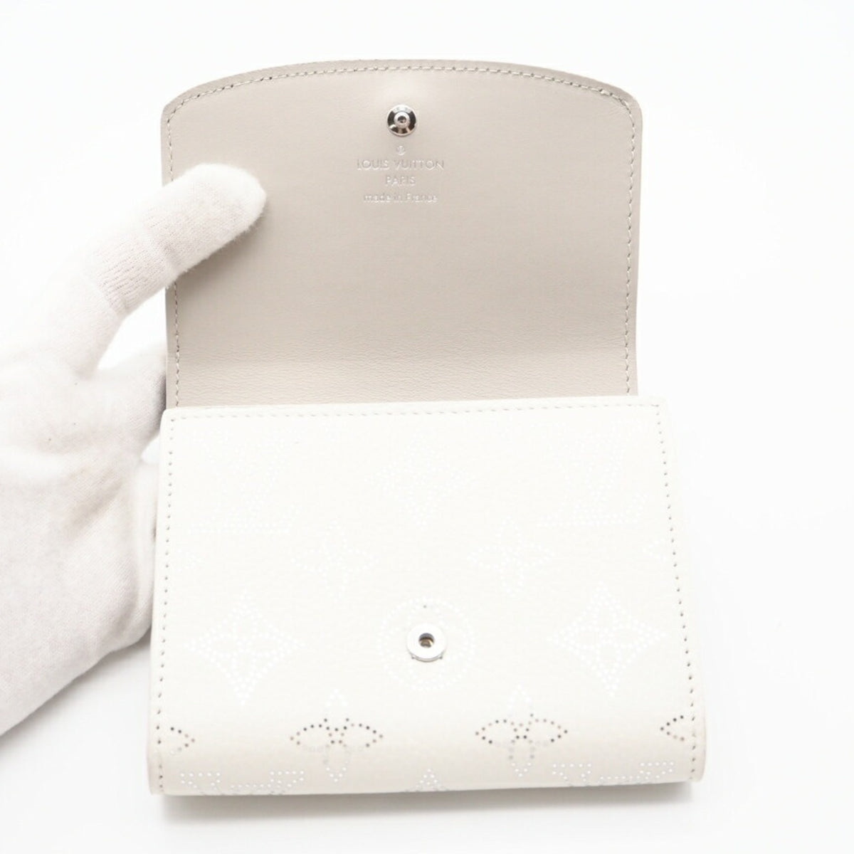 Louis Vuitton Mahina White Leather Wallet (Bi-Fold) (Pre-Owned)