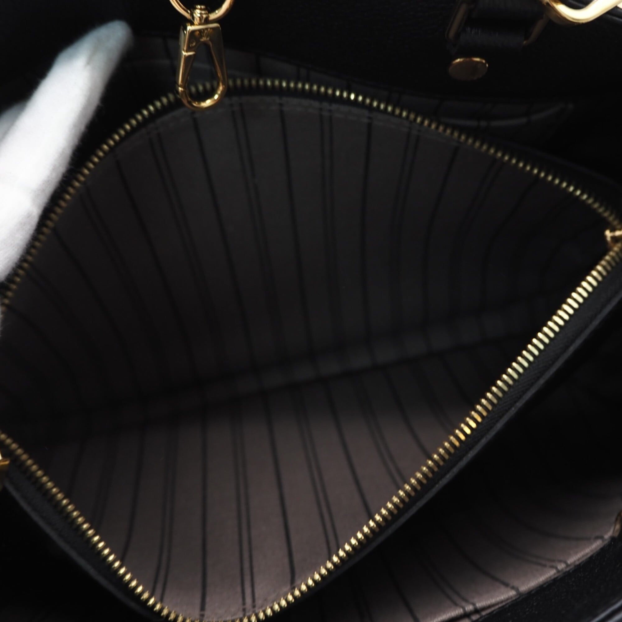 Louis Vuitton Black Leather Handbag Shoulder Bag (Pre-Owned)