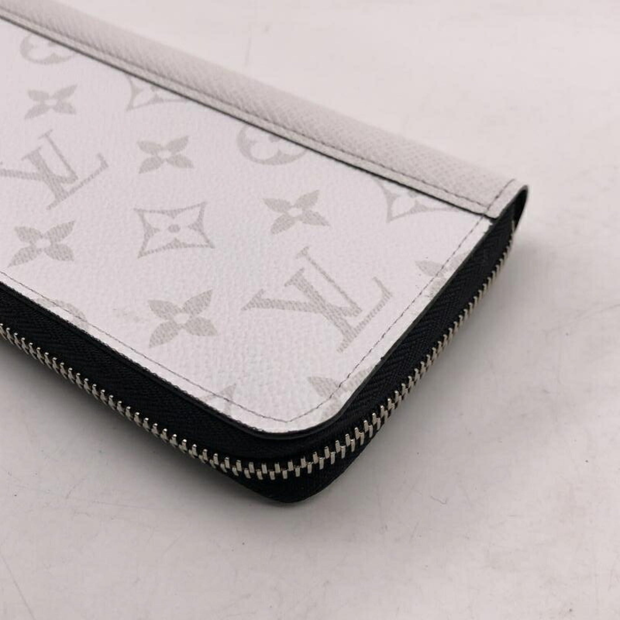 Louis Vuitton White Monogram Eclipse Long Wallet (Bi-Fold) (Pre-Owned)