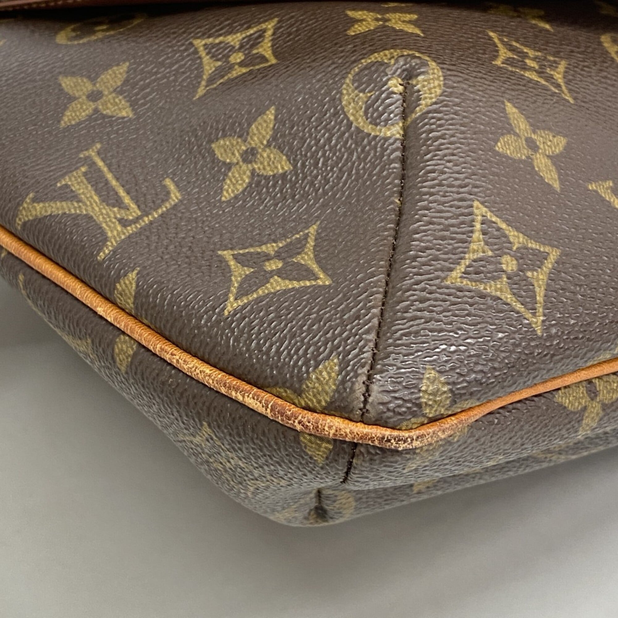 Louis Vuitton Brown Shoulder Bag (Pre-Owned)