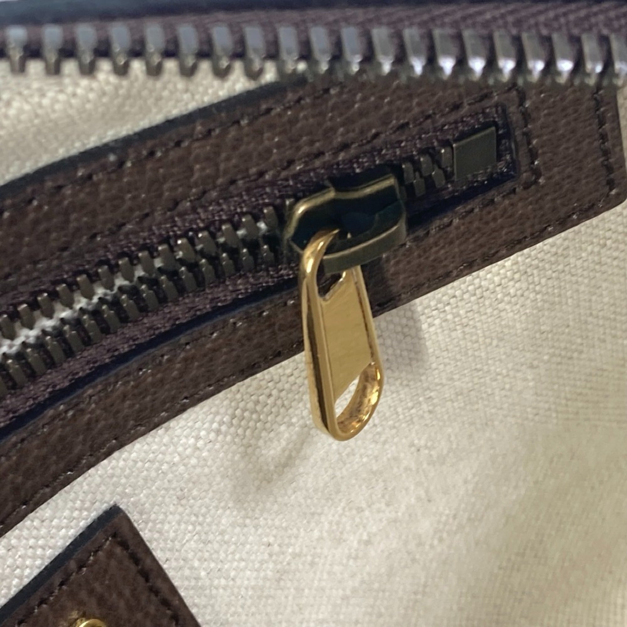 Gucci Brown Leather Fanny Pack Sling Bag (Pre-Owned)