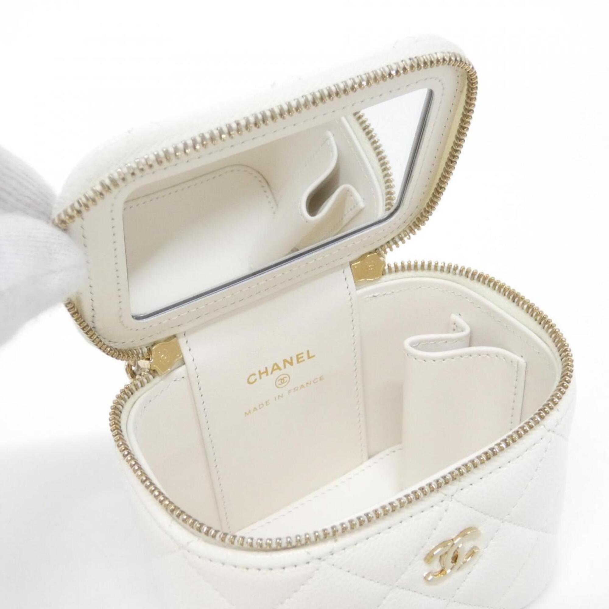 Chanel White Grained Calfskin Shoulder Bag (Pre-Owned)