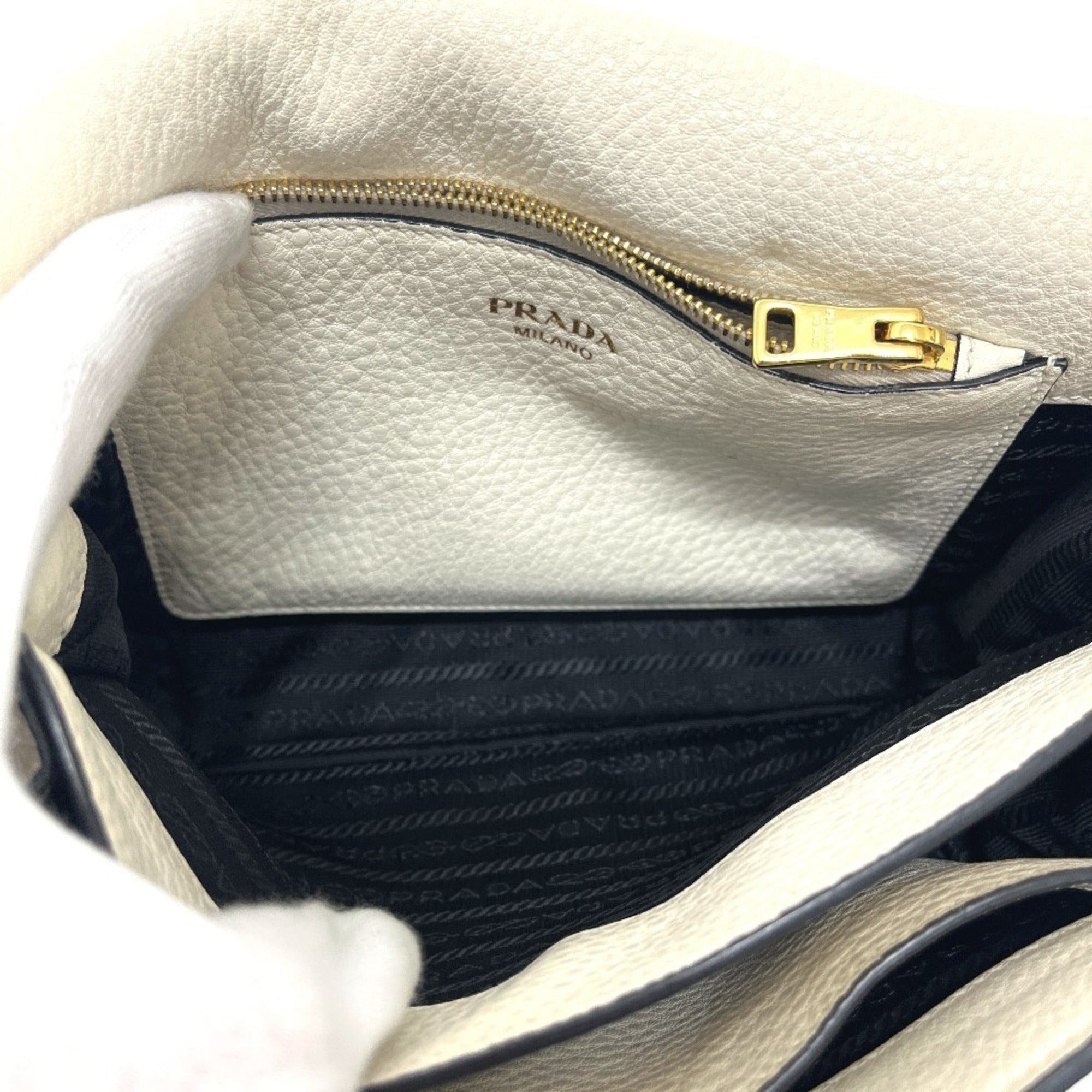 Prada White Leather Handbag Shoulder Bag (Pre-Owned)
