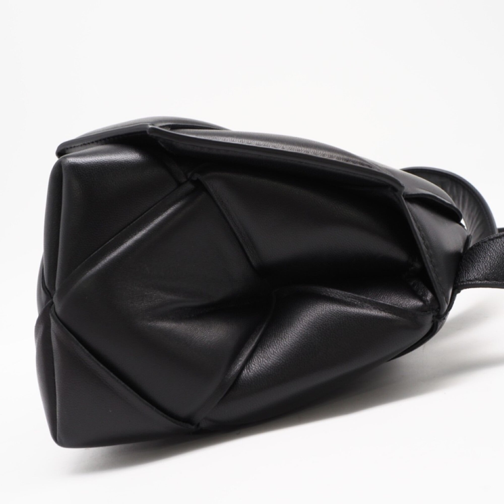 Bottega Veneta Black Leather Shoulder Bag (Pre-Owned)