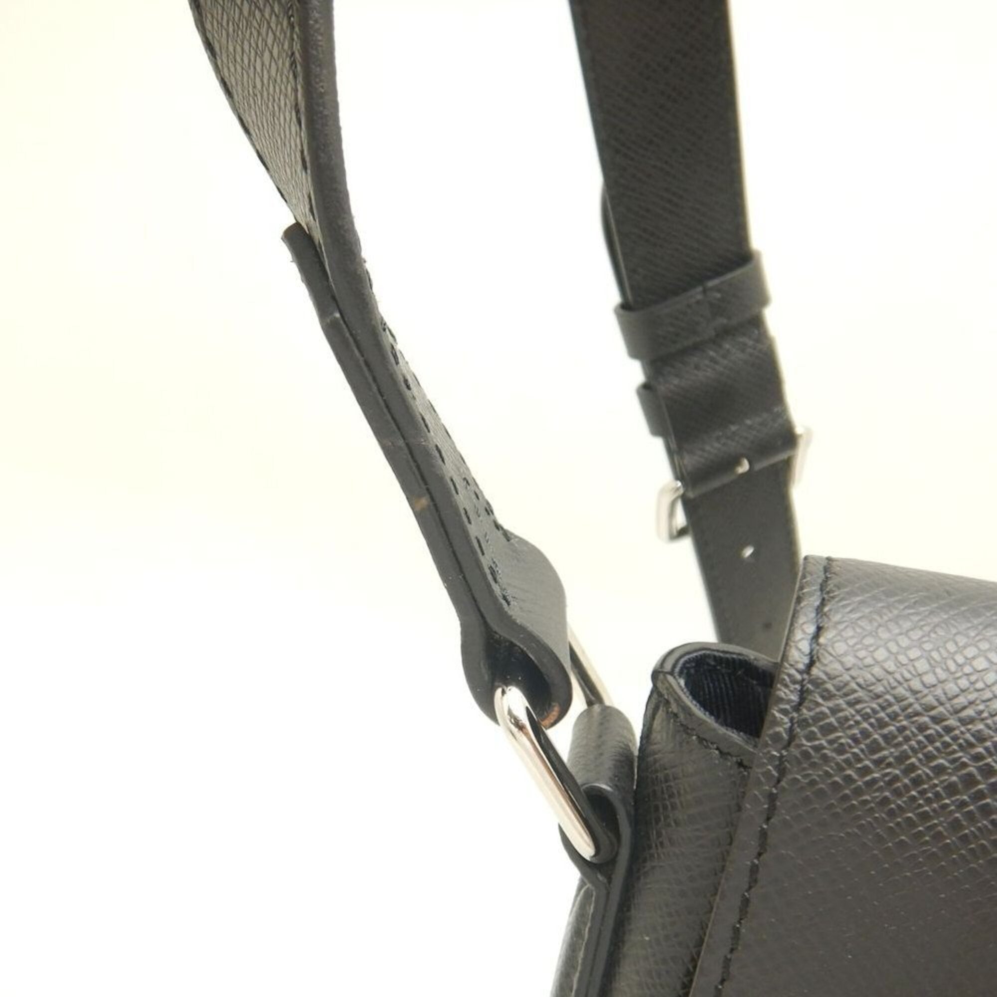 Louis Vuitton Noir Taiga Leather Shoulder Bag (Pre-Owned)