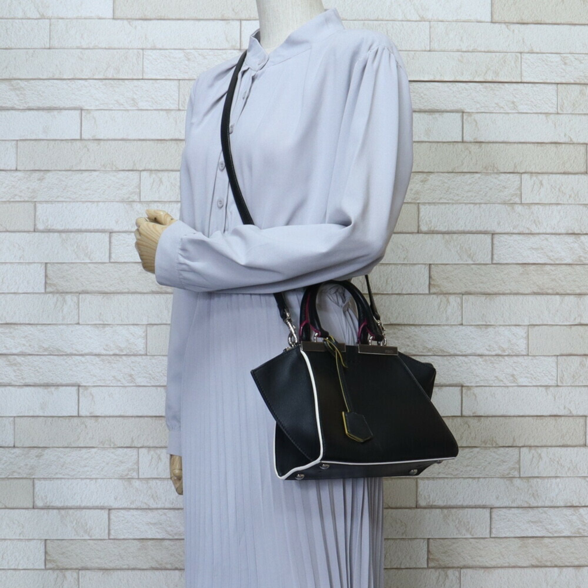 Fendi Black Leather Shoulder Bag (Pre-Owned)