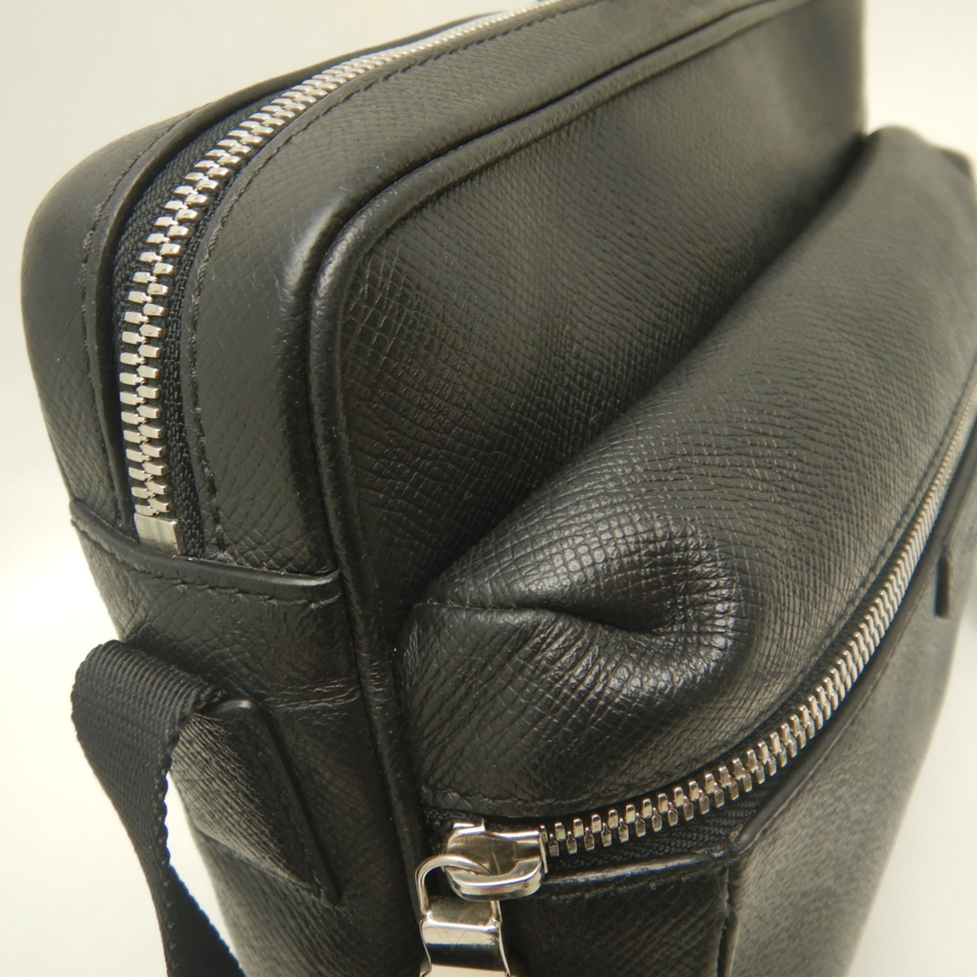 Louis Vuitton Noir Taigarama Shoulder Bag (Pre-Owned)