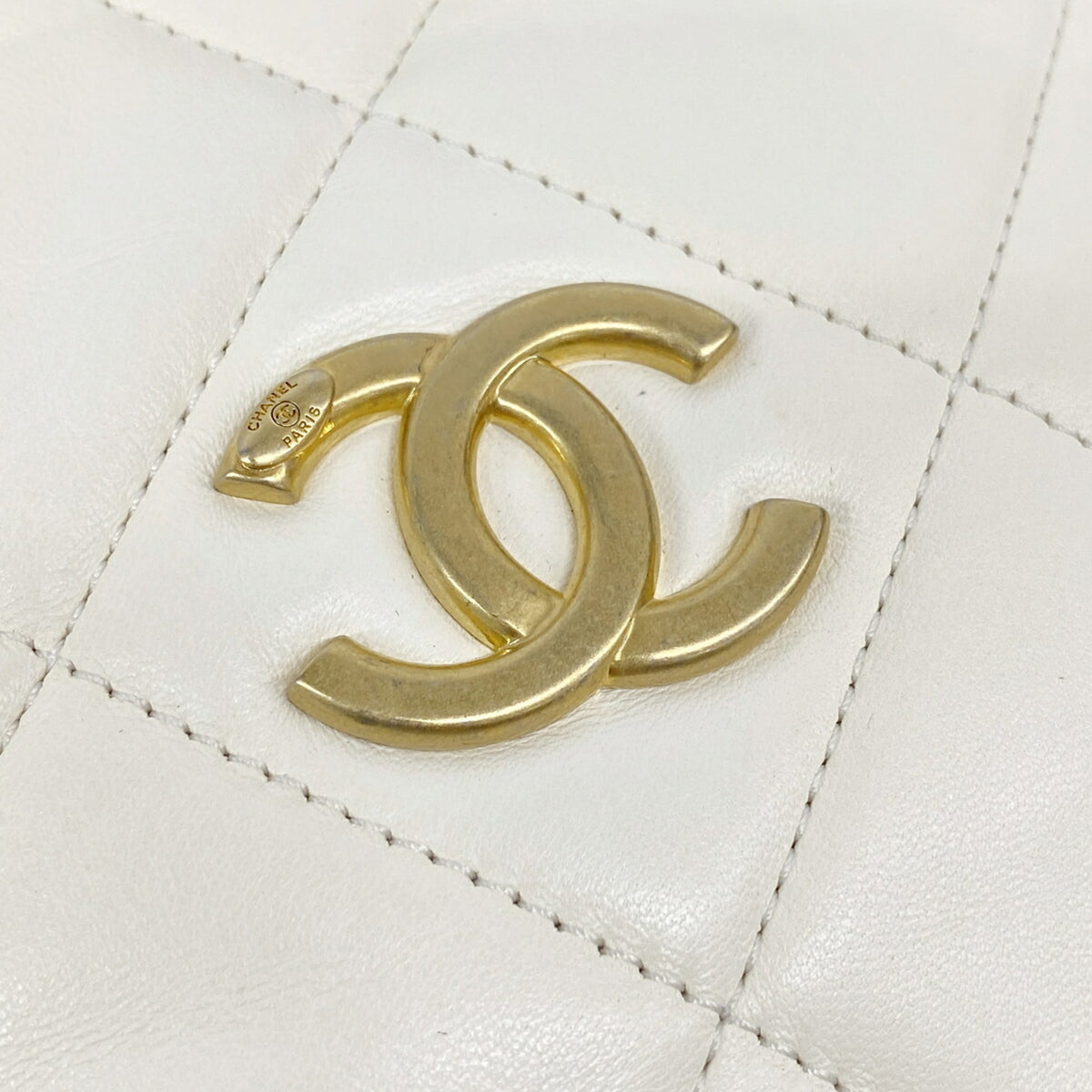 Chanel White Leather Shoulder Bag (Pre-Owned)