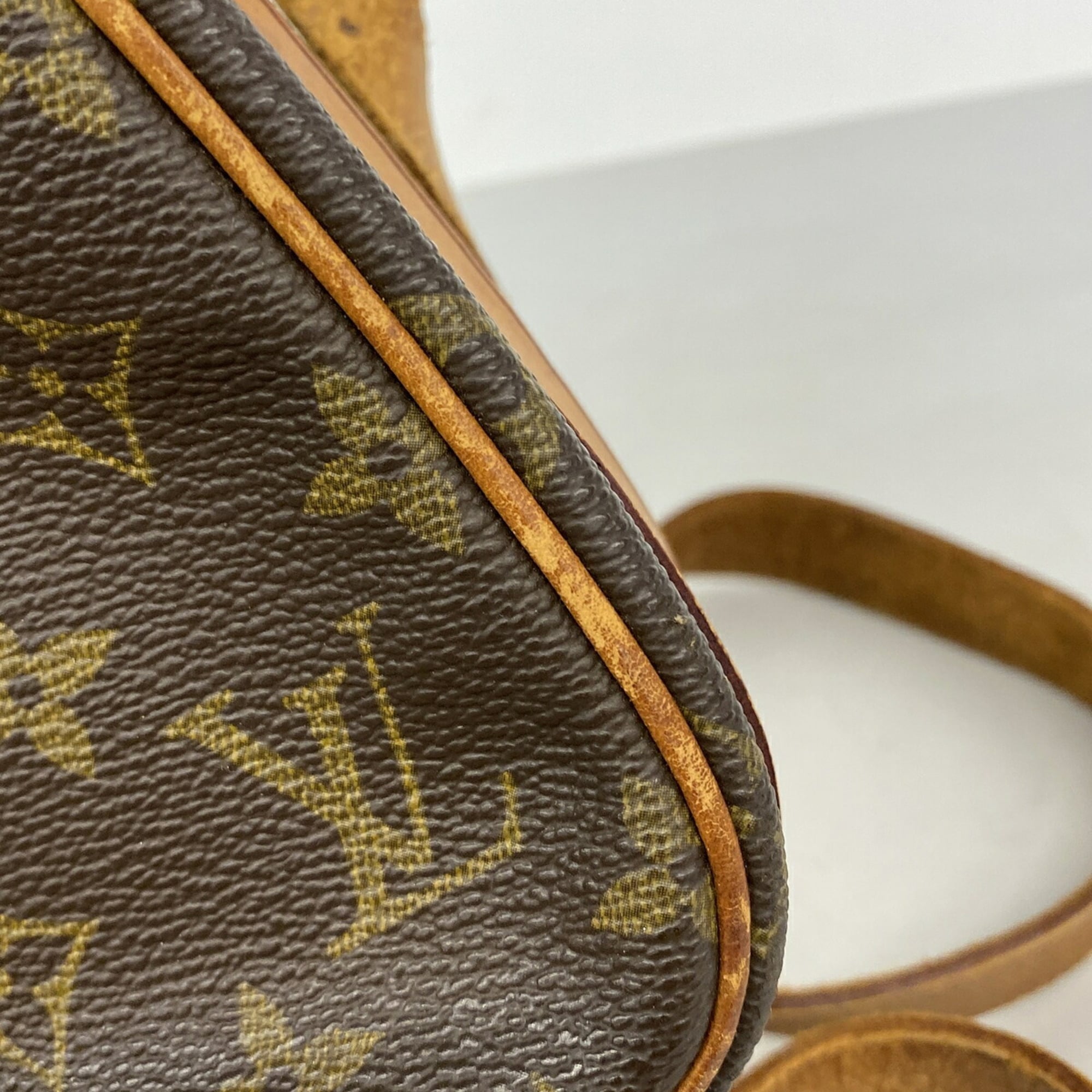 Louis Vuitton Brown Shoulder Bag (Pre-Owned)
