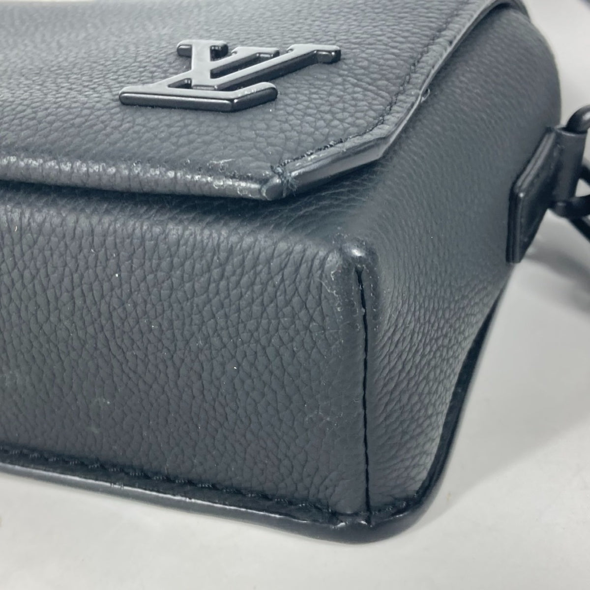 Louis Vuitton Black Leather Pochette Shoulder Bag (Pre-Owned)