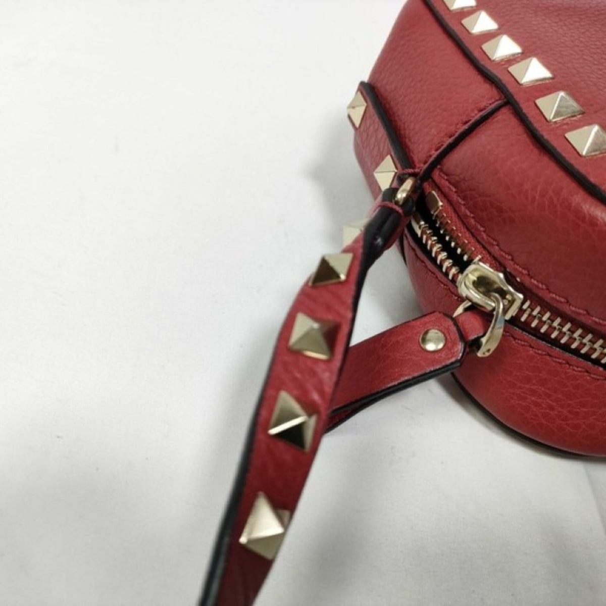 Valentino Garavani Red Color Leather Shoulder Bag (Pre-Owned)