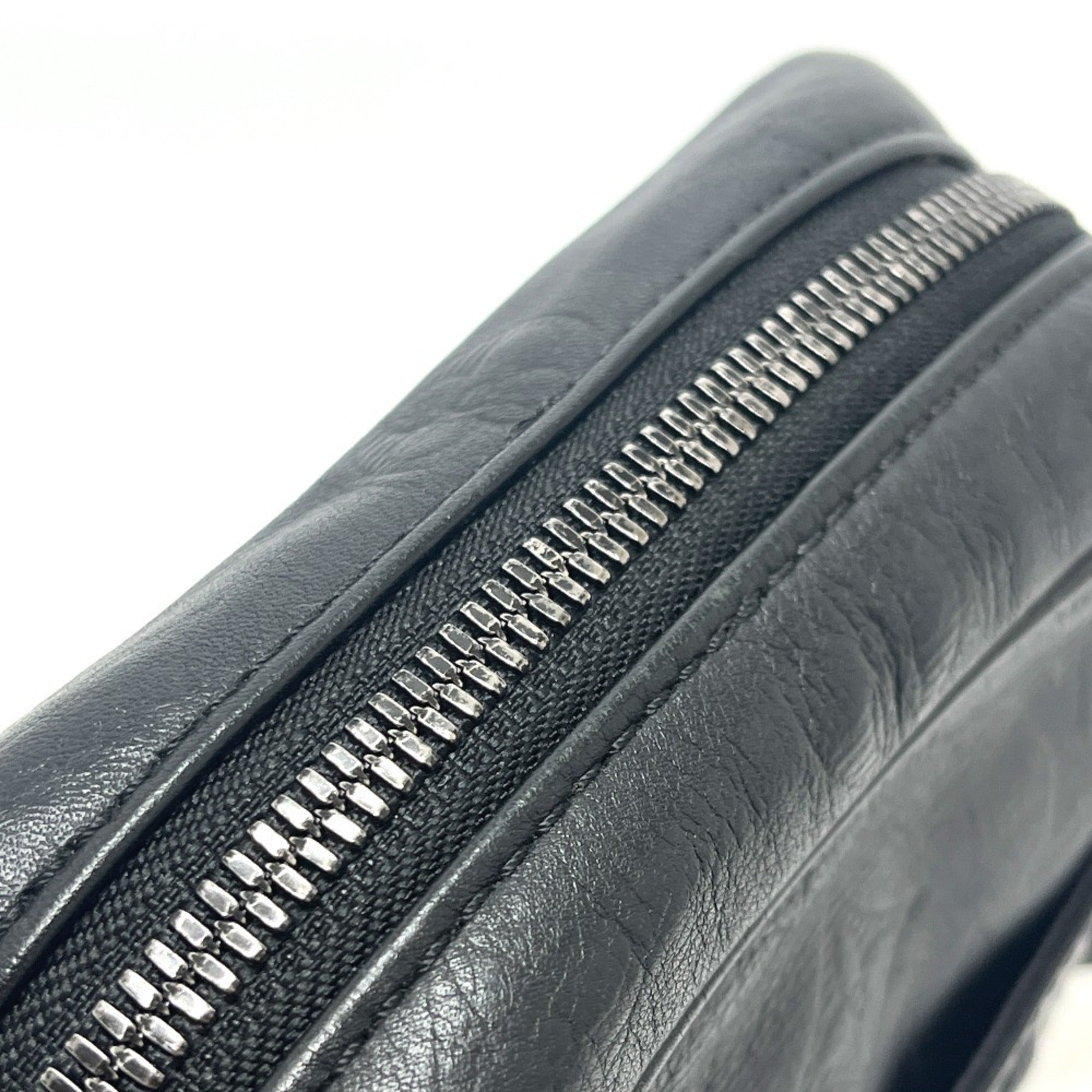 Louis Vuitton Black Leather Handbag Pochette Shoulder Bag (Pre-Owned)