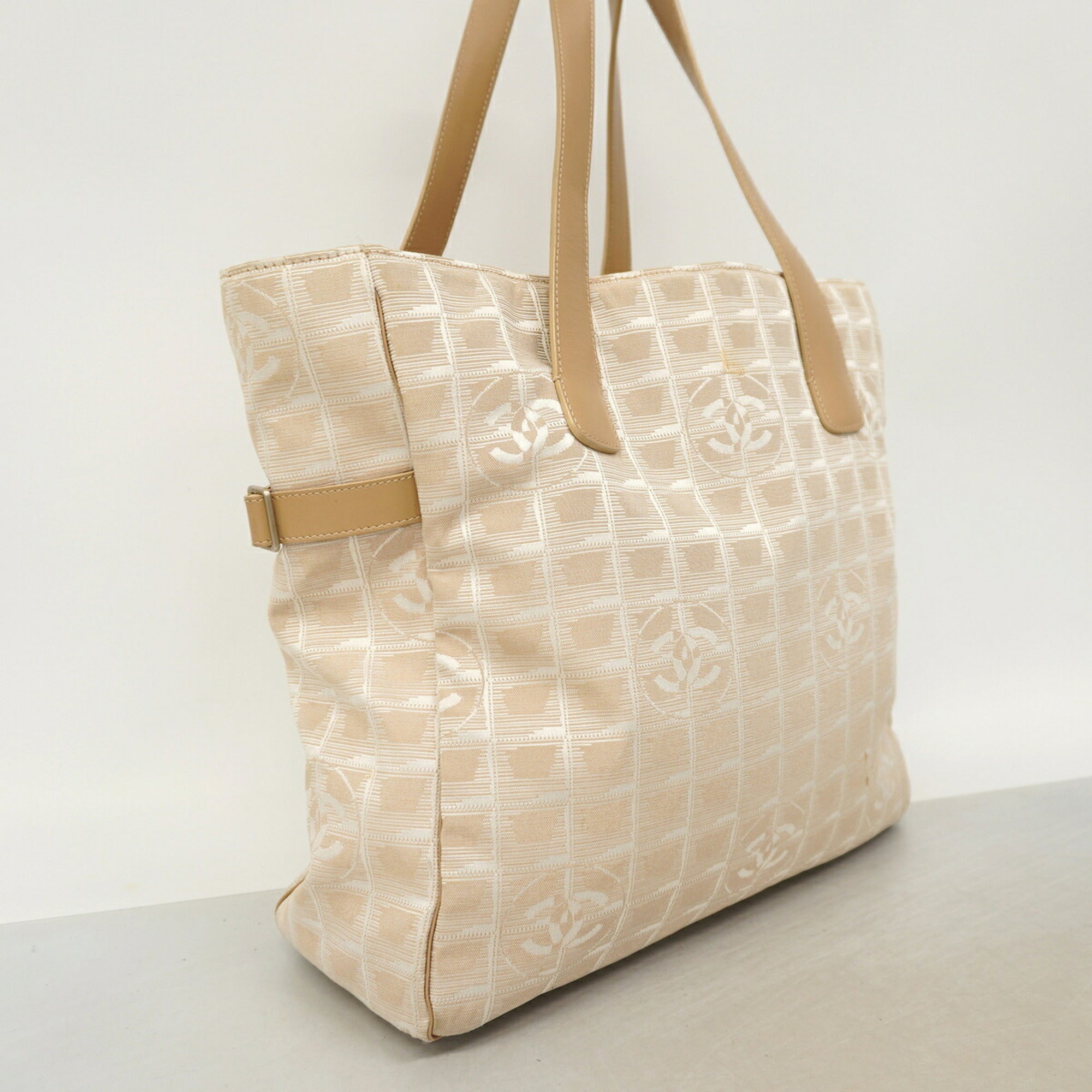 Chanel Beige Nylon Tote Bag (Pre-Owned)