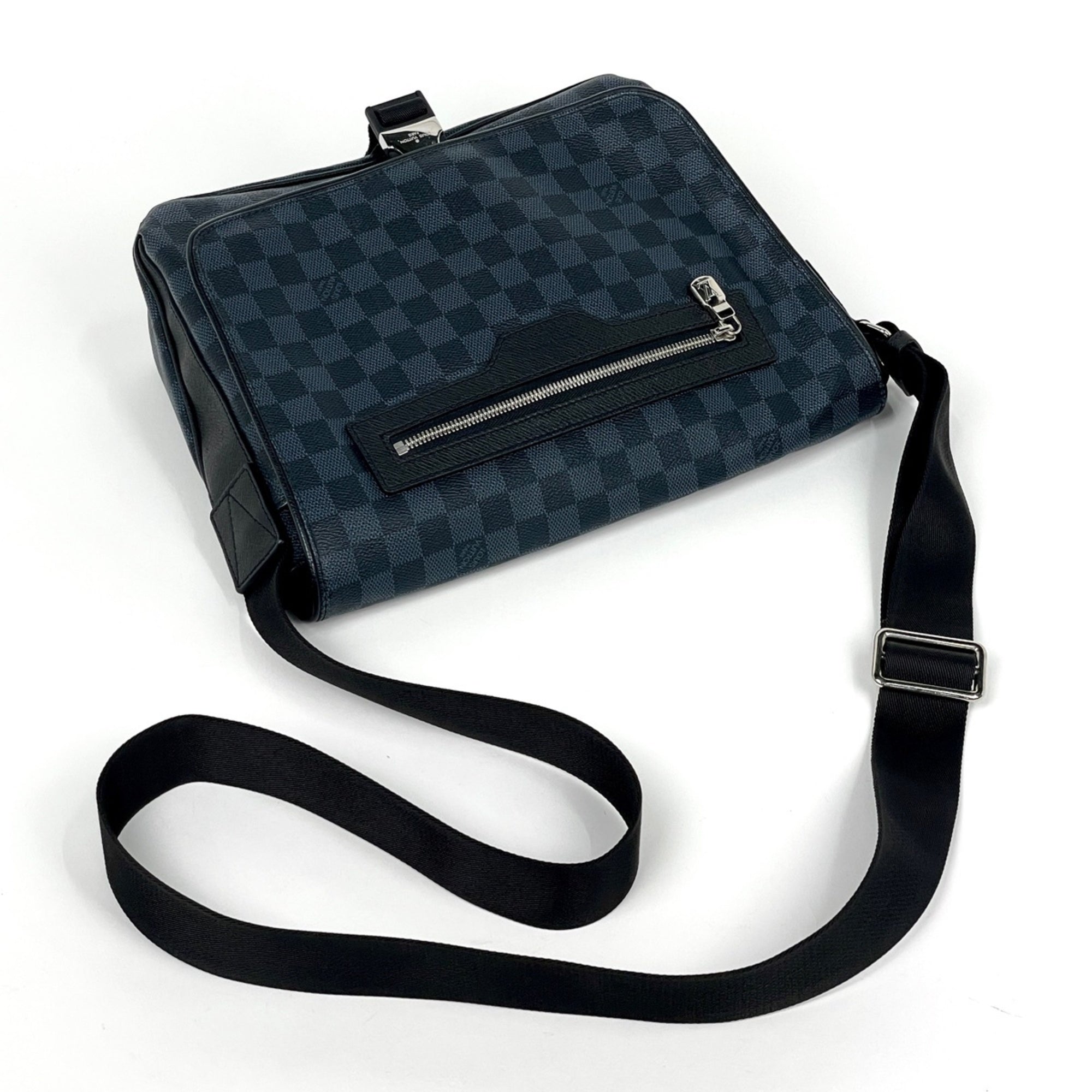 Louis Vuitton Black Navy Noir Taiga Leather Shoulder Bag (Pre-Owned)