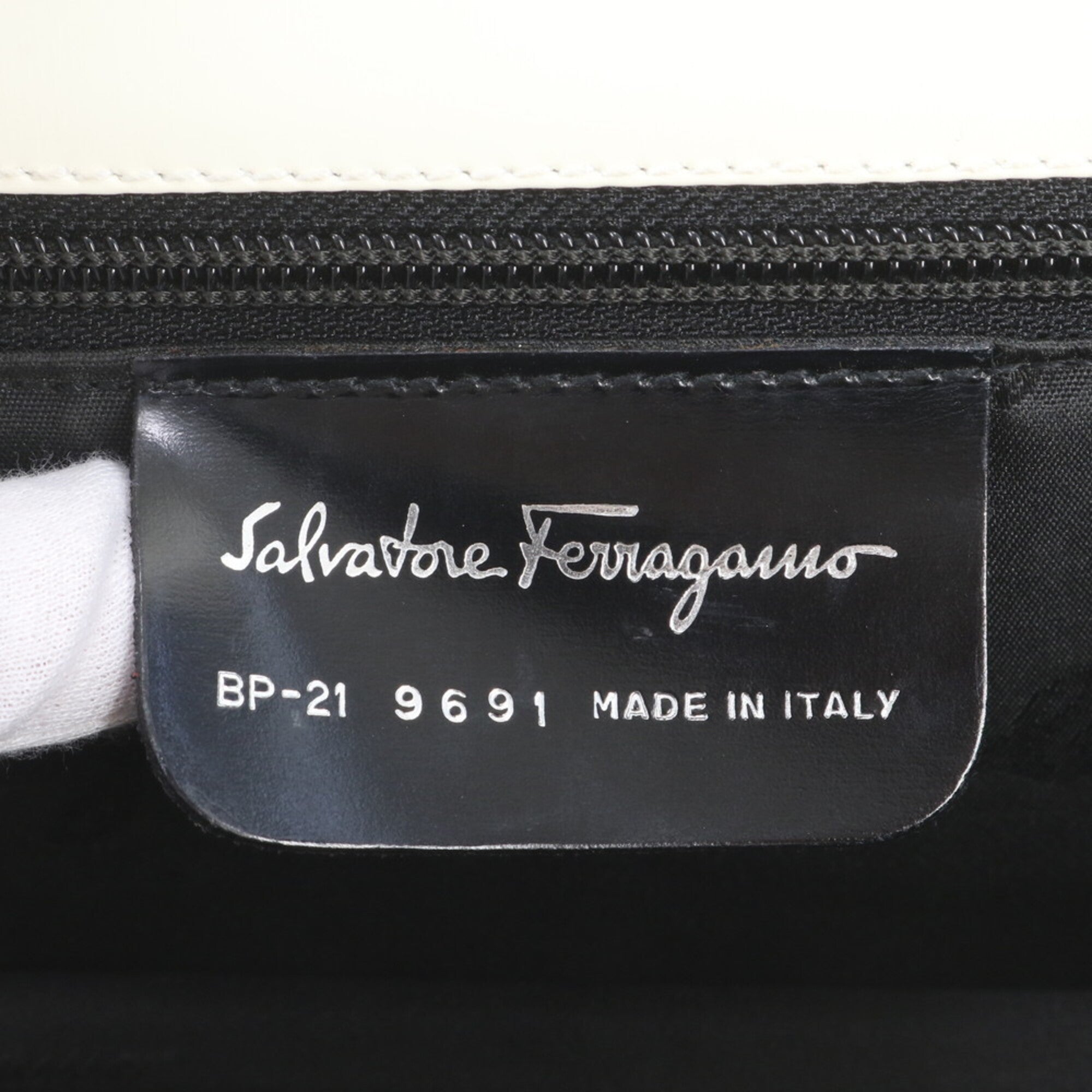 Salvatore Ferragamo Ivory Leather Clutch Bag Pouch (Pre-Owned)