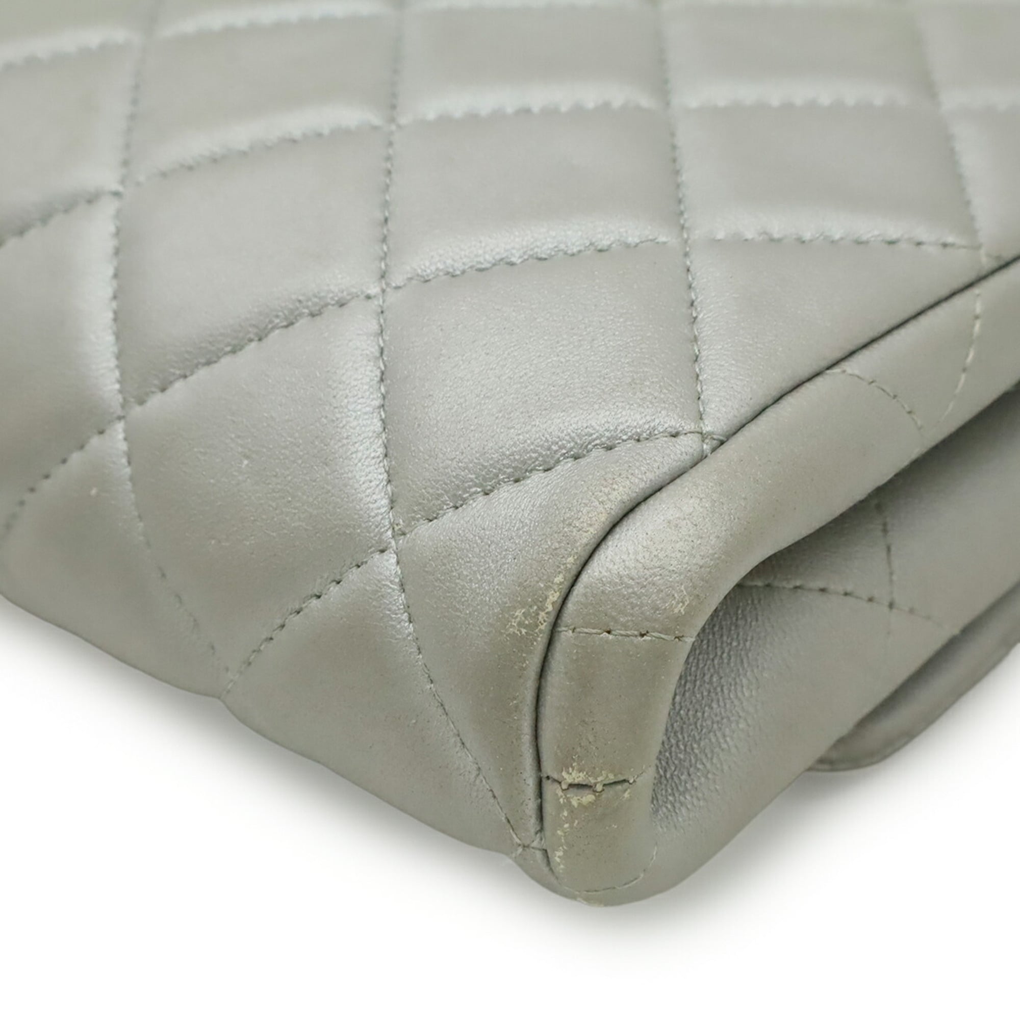 Chanel Silver Leather Shoulder Bag (Pre-Owned)