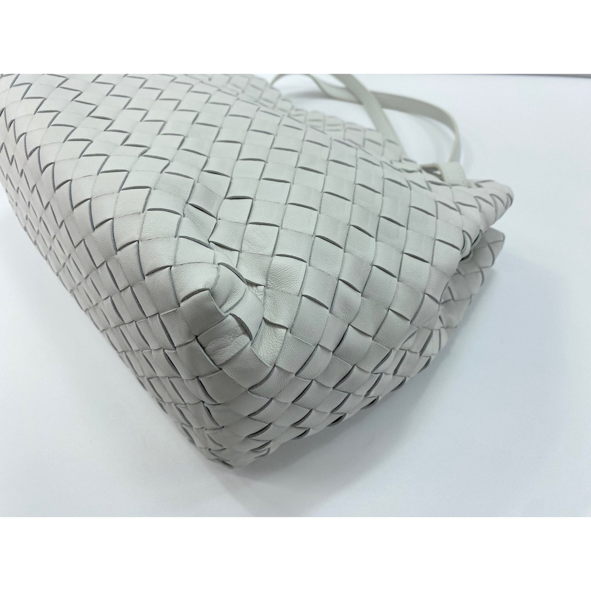 Bottega Veneta Intrecciato White Intrecciato Tote Bag (Pre-Owned)