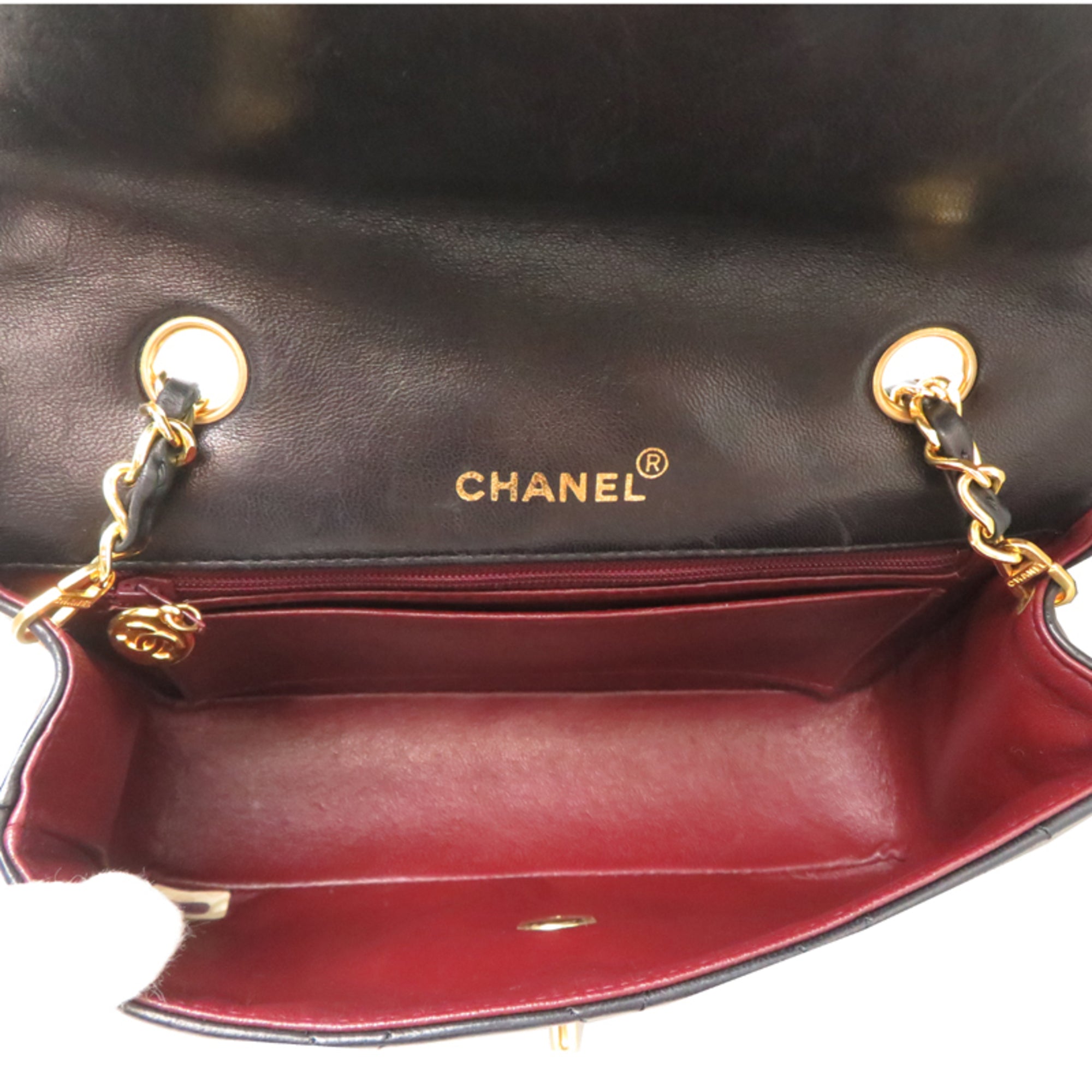 Chanel Black Leather Shoulder Bag (Pre-Owned)