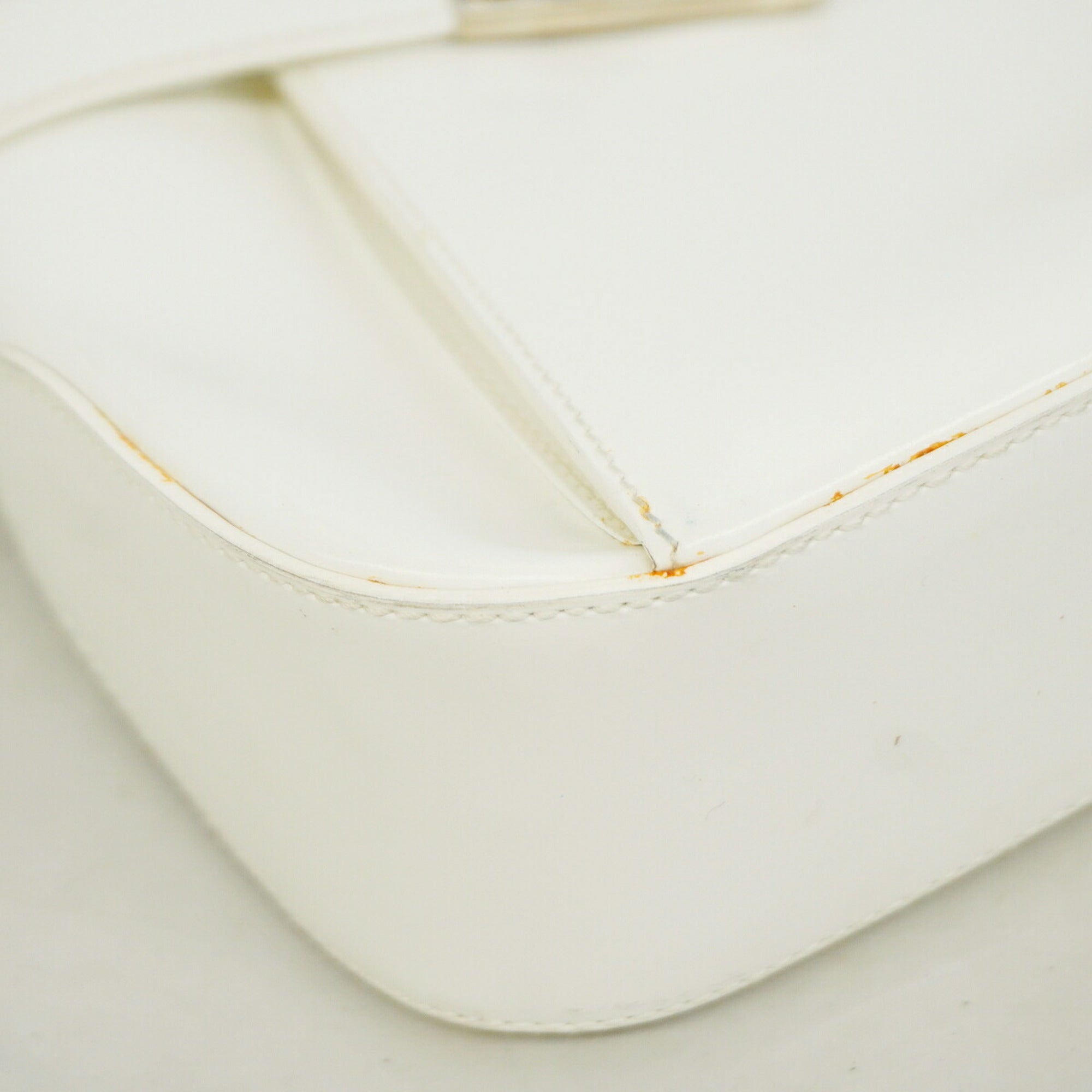 Salvatore Ferragamo White Leather Shoulder Bag (Pre-Owned)