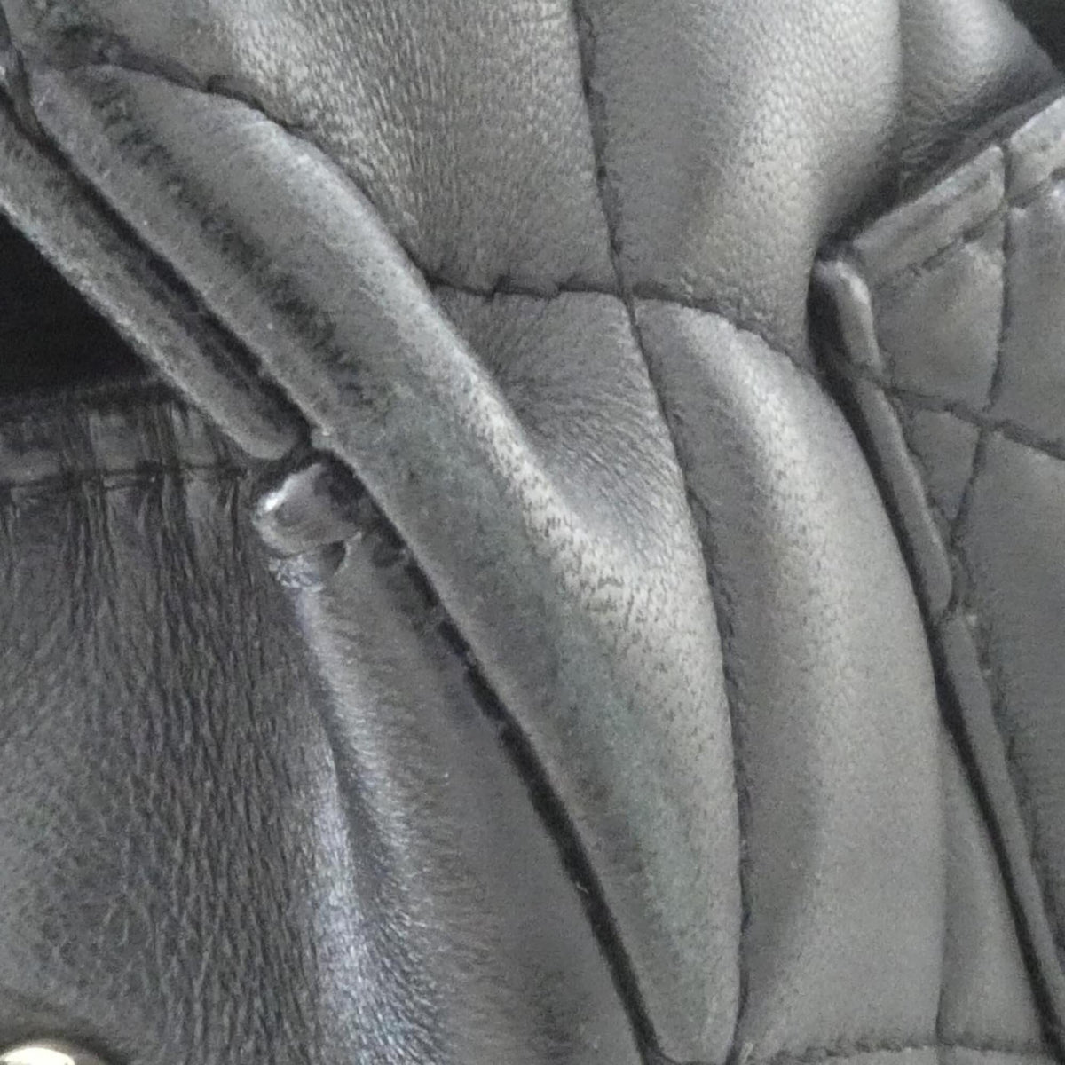Chanel Black Leather Shoulder Bag (Pre-Owned)