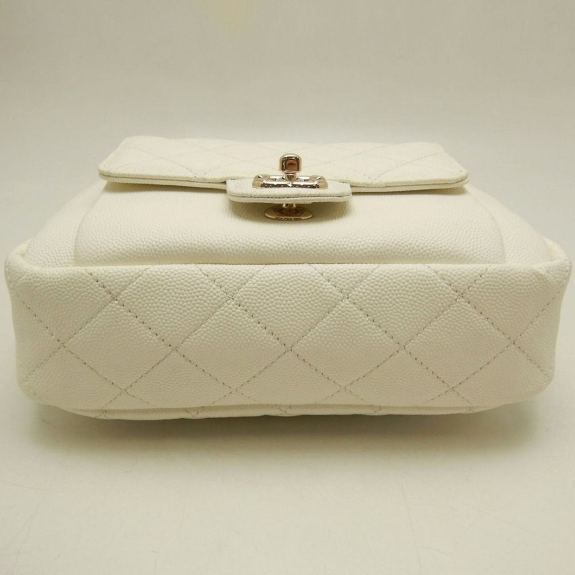 Chanel White Grained Calfskin Shoulder Bag (Pre-Owned)