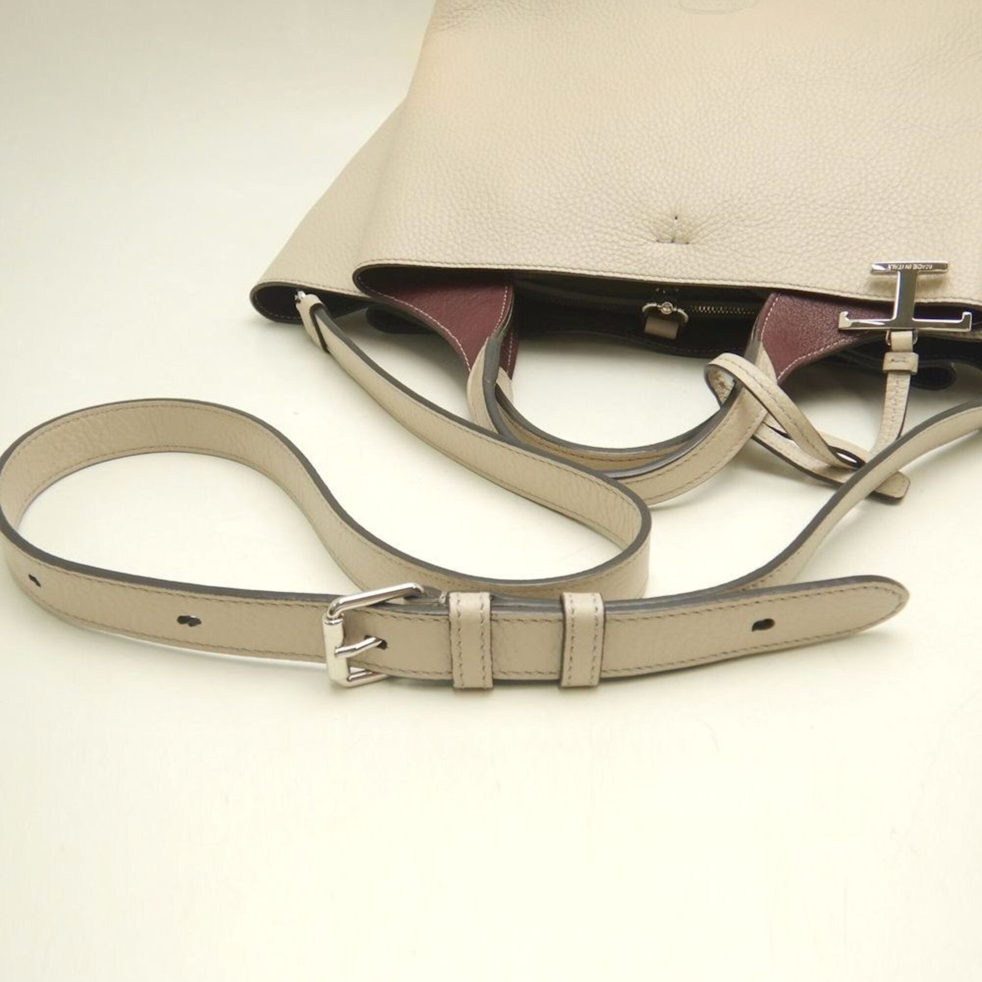 Tod's Cream Leather Handbag (Pre-Owned)