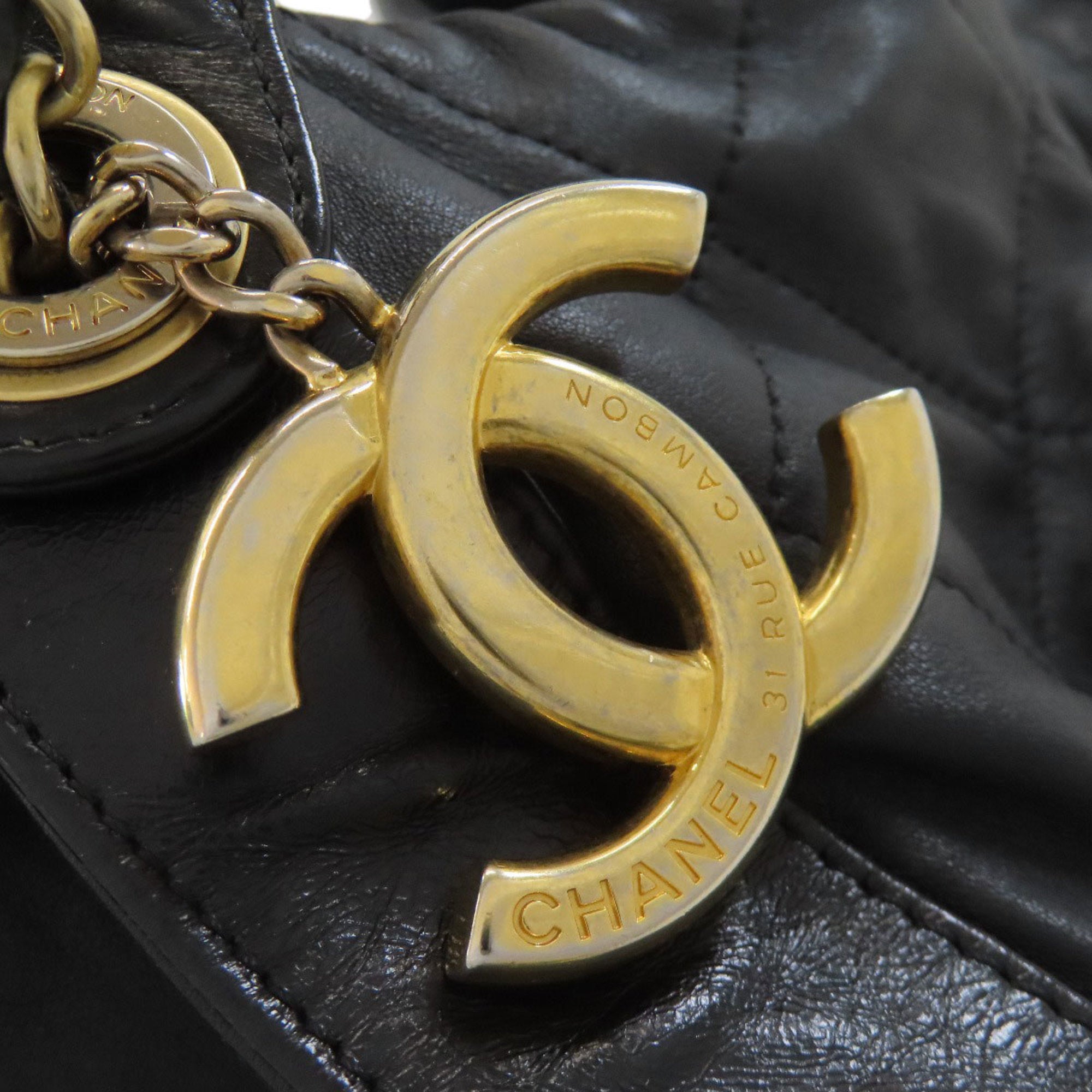 Chanel Black Leather Shoulder Bag (Pre-Owned)