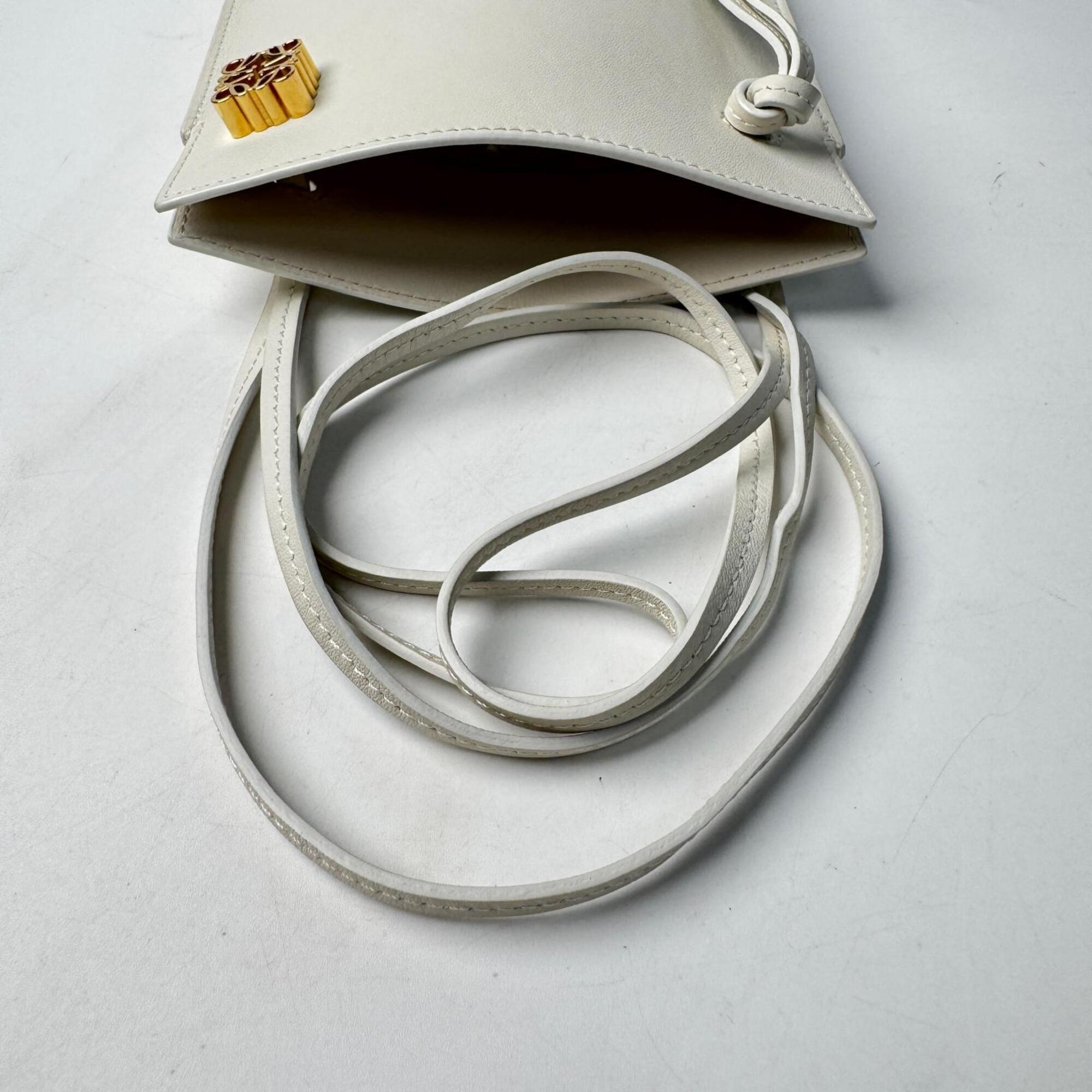 Loewe White Leather Shoulder Bag (Pre-Owned)
