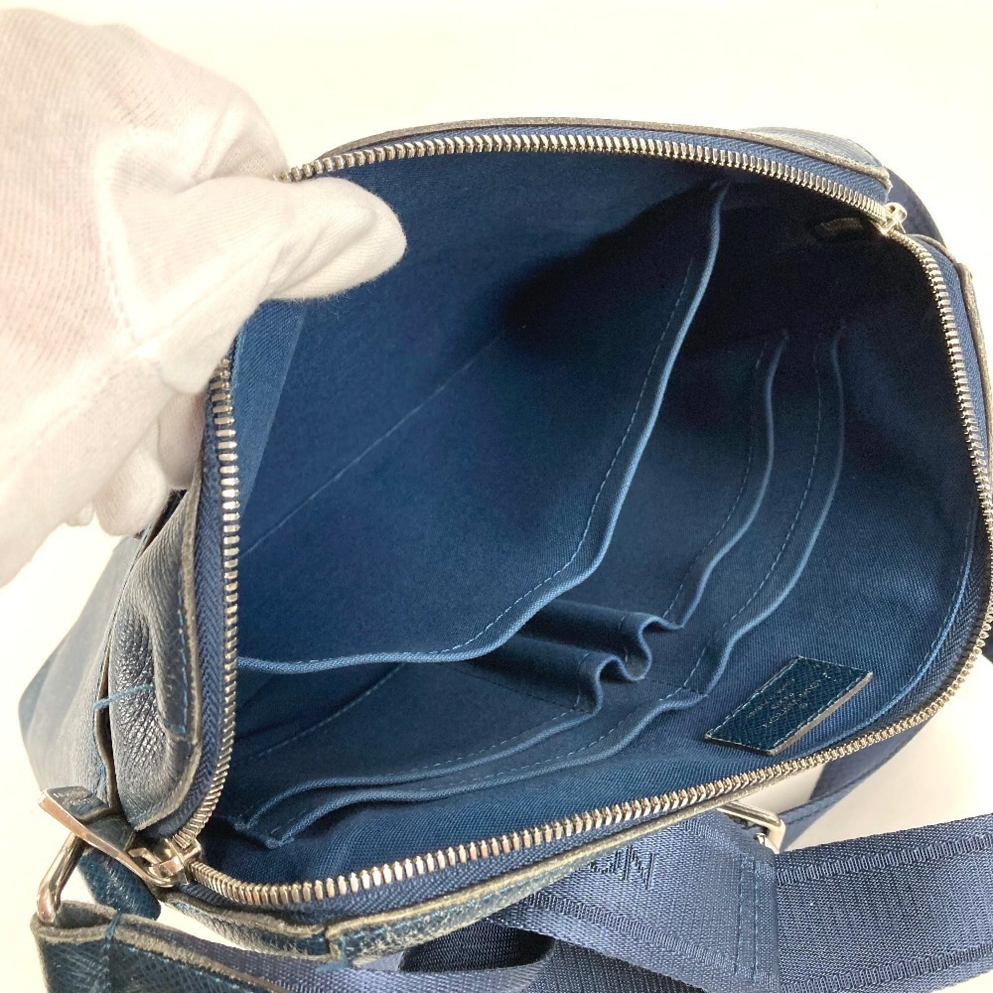 Louis Vuitton Blue Ocean Taiga Leather Leather Shoulder Bag (Pre-Owned)