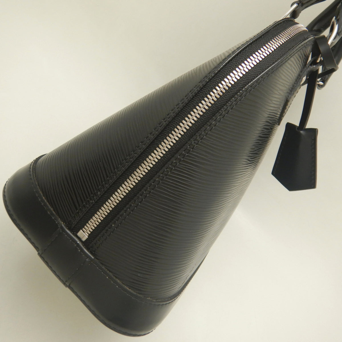 Louis Vuitton Noir Epi Leather Handbag (Pre-Owned)