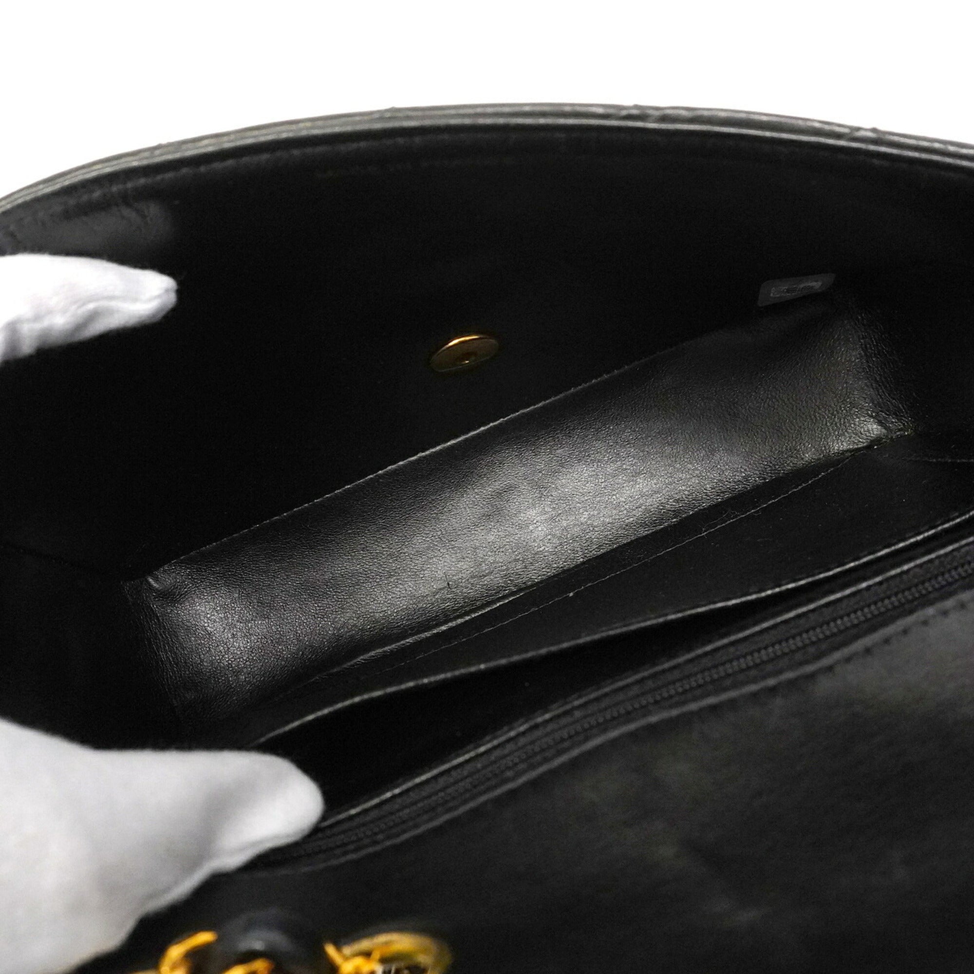 Chanel Black Leather Shoulder Bag (Pre-Owned)