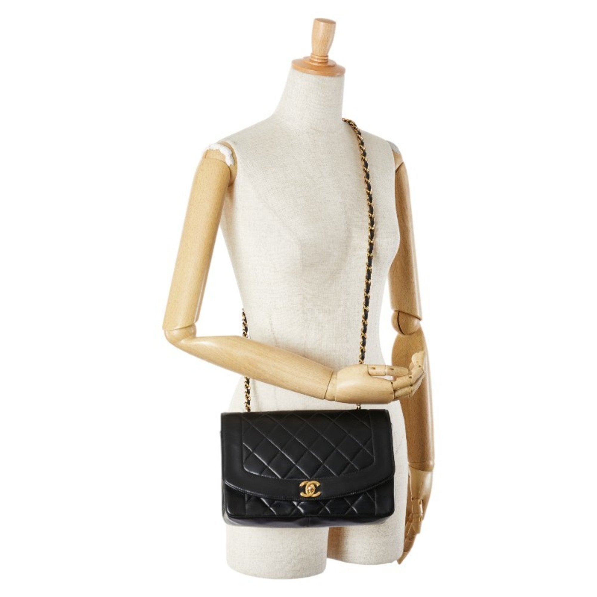 Chanel Black Leather Shoulder Bag (Pre-Owned)