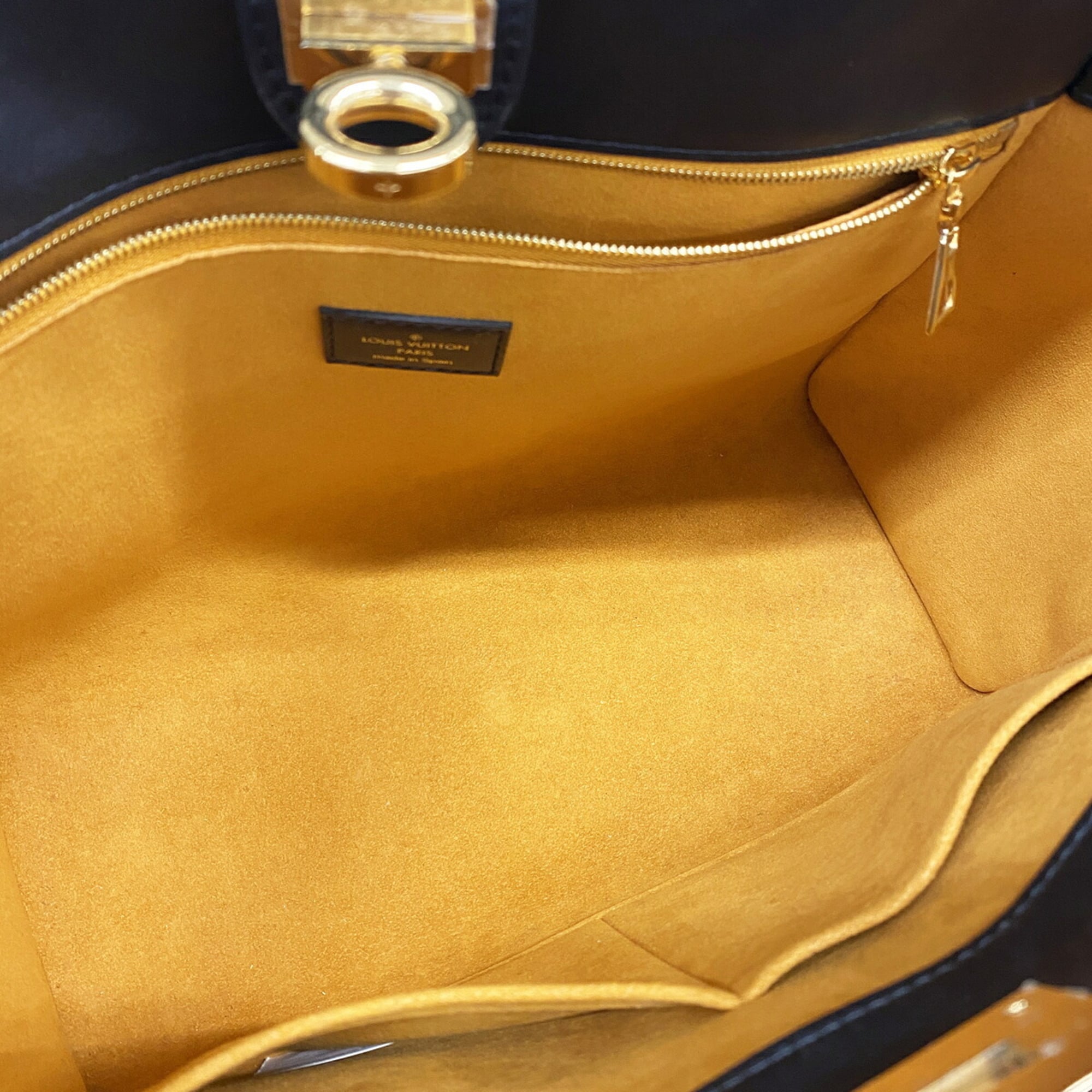 Louis Vuitton Noir Handbag (Pre-Owned)