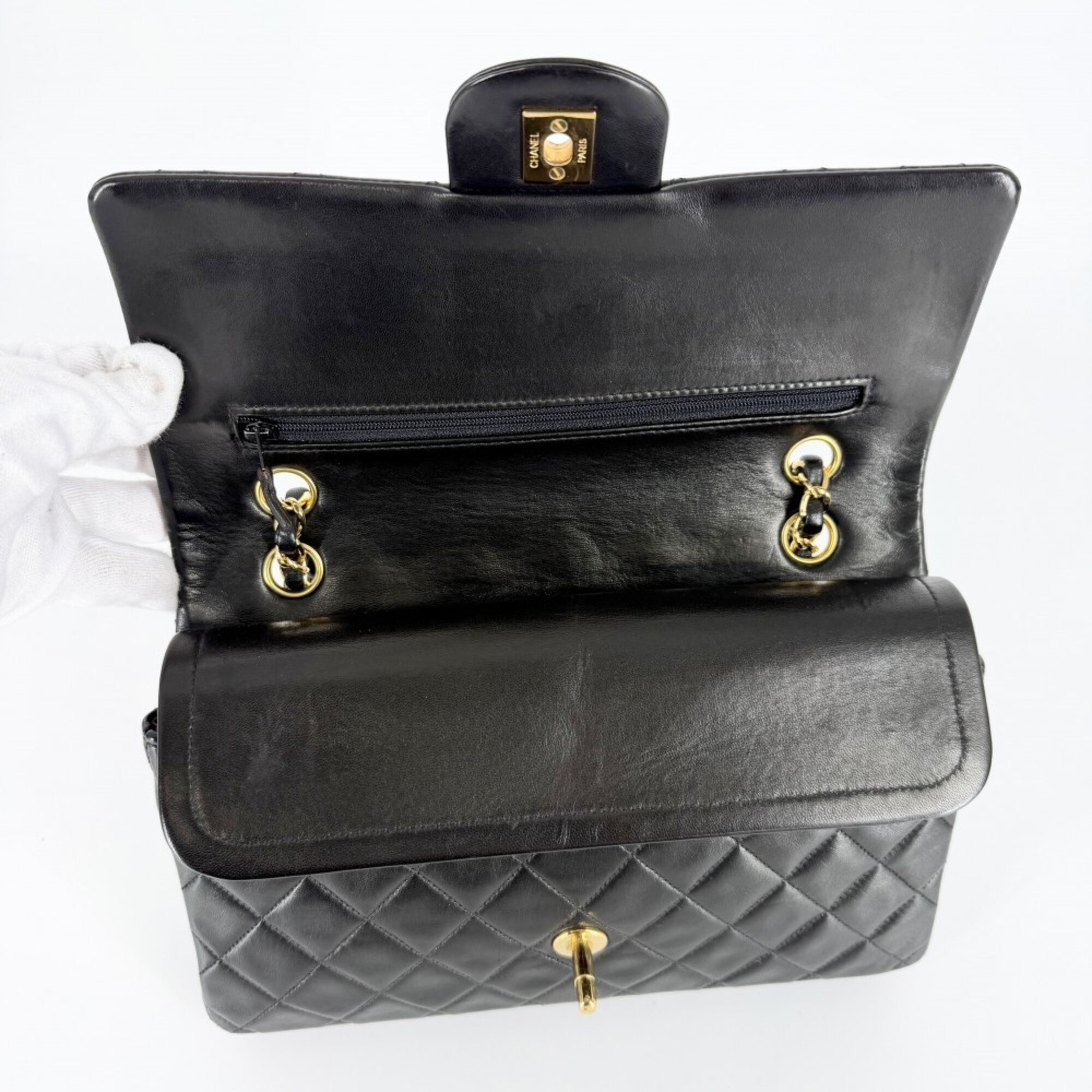Chanel Matelasse Black Leather Shoulder Bag (Pre-Owned)