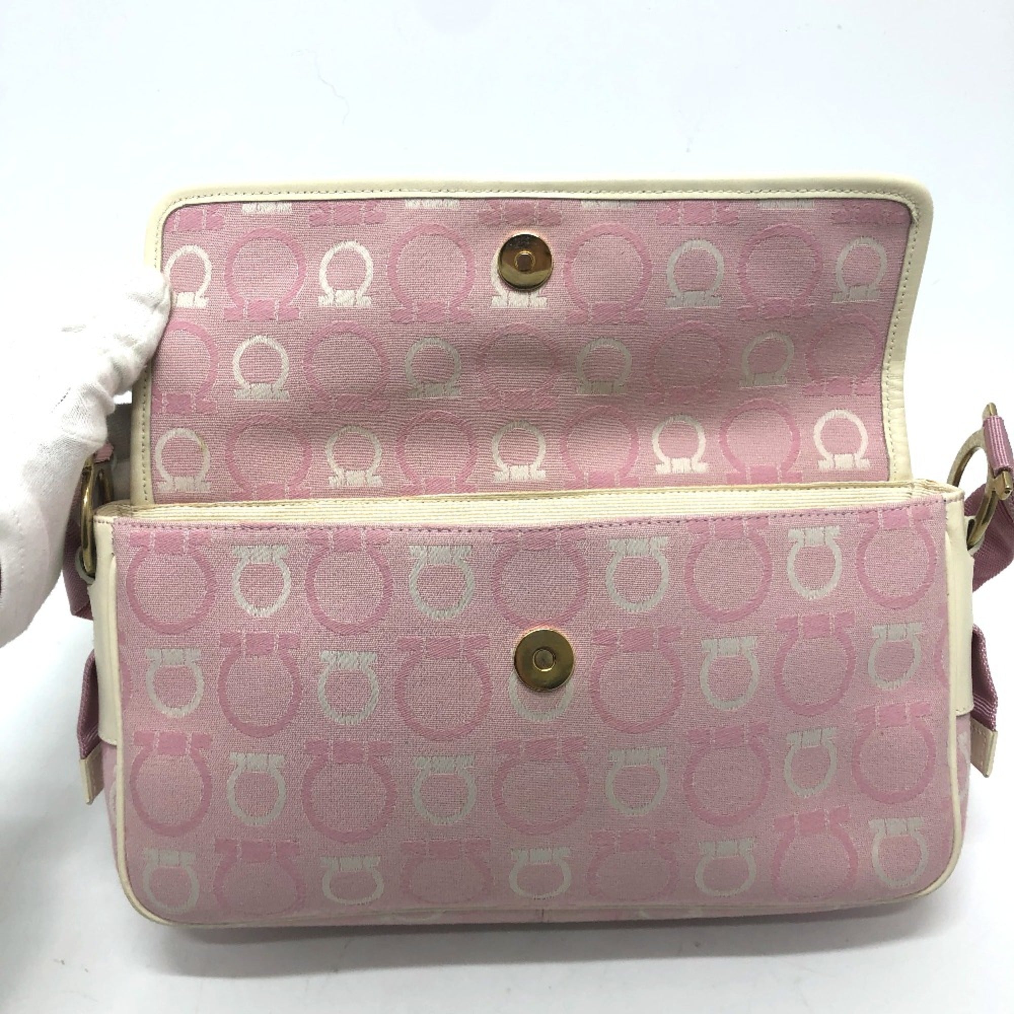 Salvatore Ferragamo Pink Cloth Shoulder Bag (Pre-Owned)