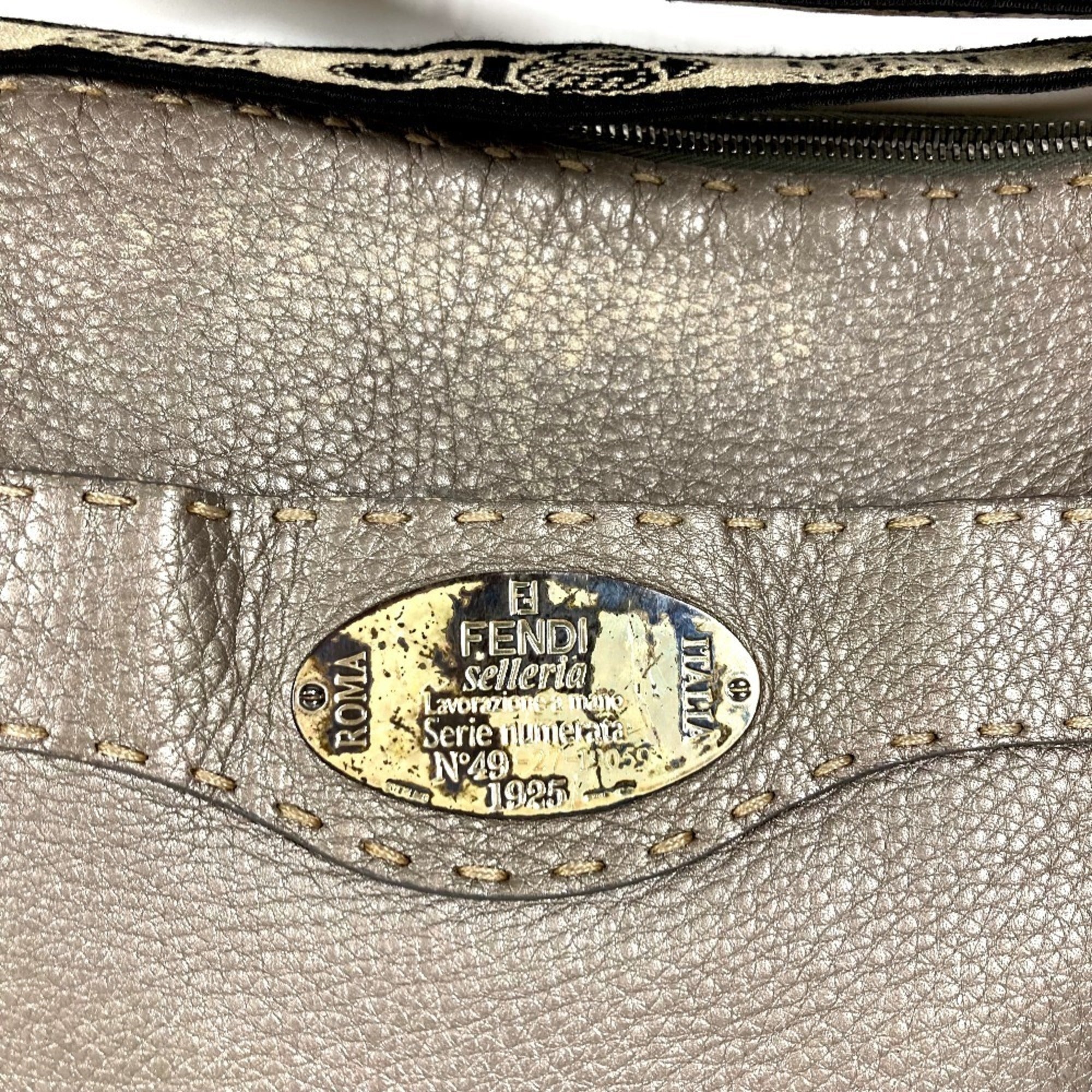 Fendi Gray Silver Gray Leather Shoulder Bag (Pre-Owned)