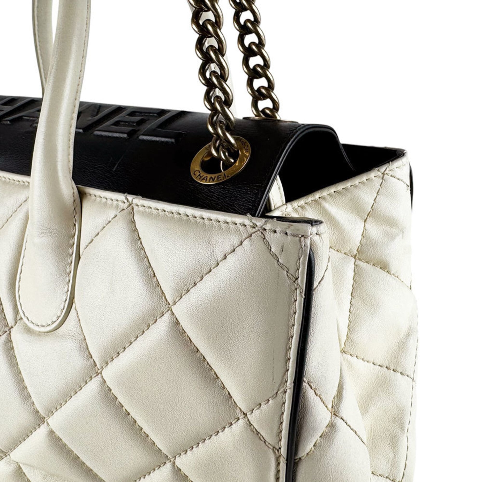 Chanel Black Off-White Leather Handbag Shoulder Bag (Pre-Owned)