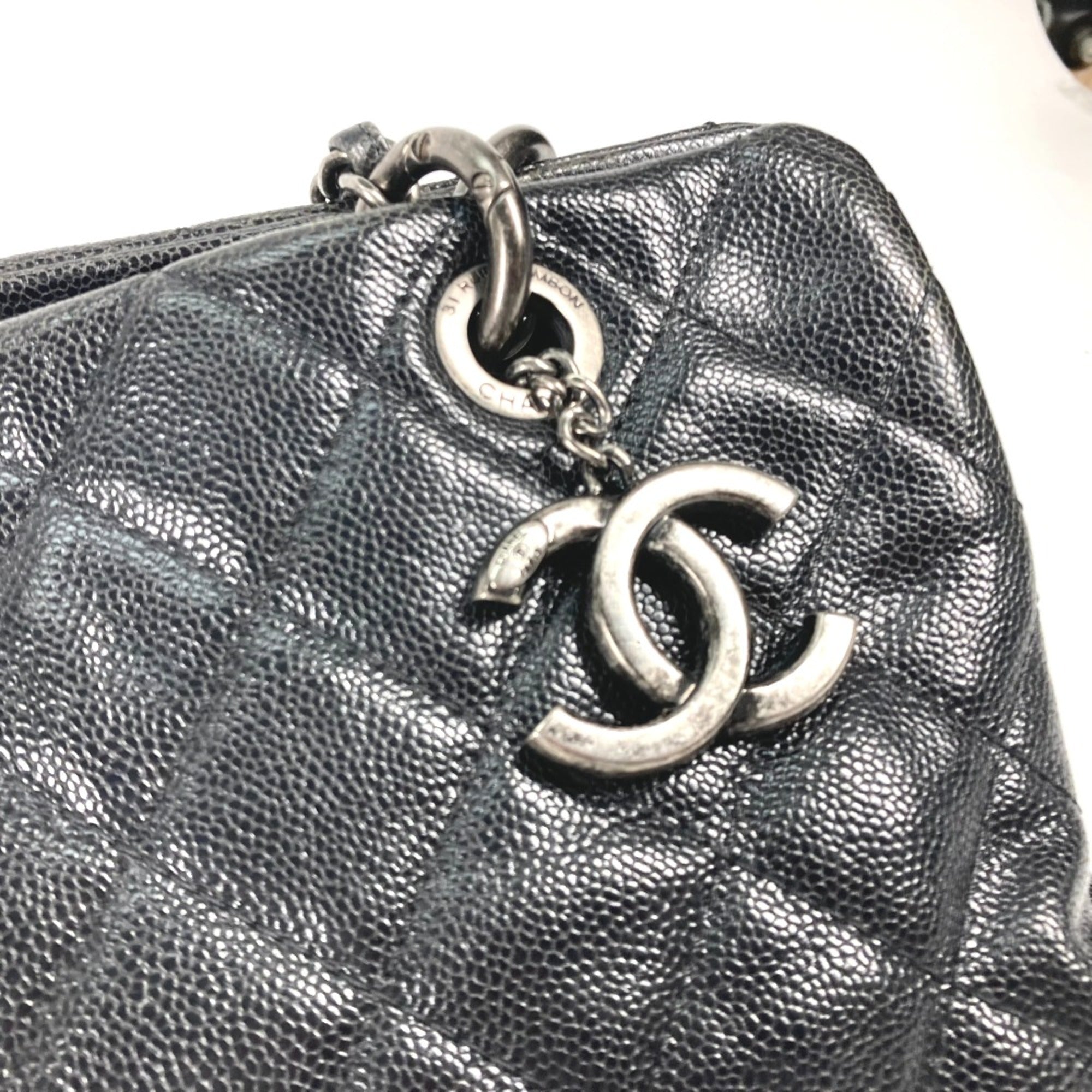 Chanel Black Leather Shoulder Bag (Pre-Owned)