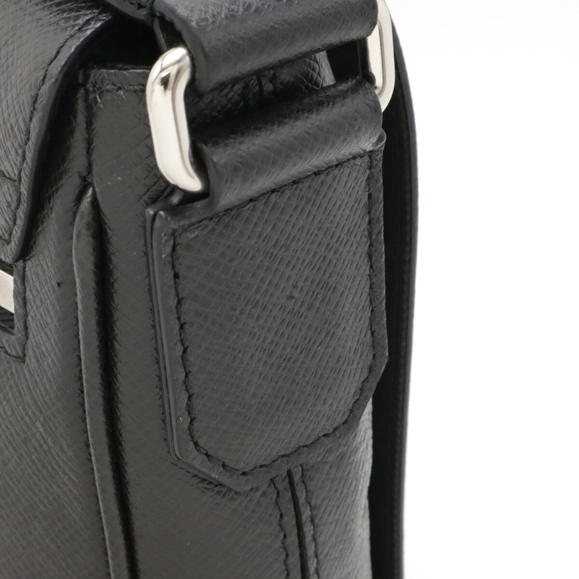 Louis Vuitton Noir Taiga Leather Shoulder Bag (Pre-Owned)