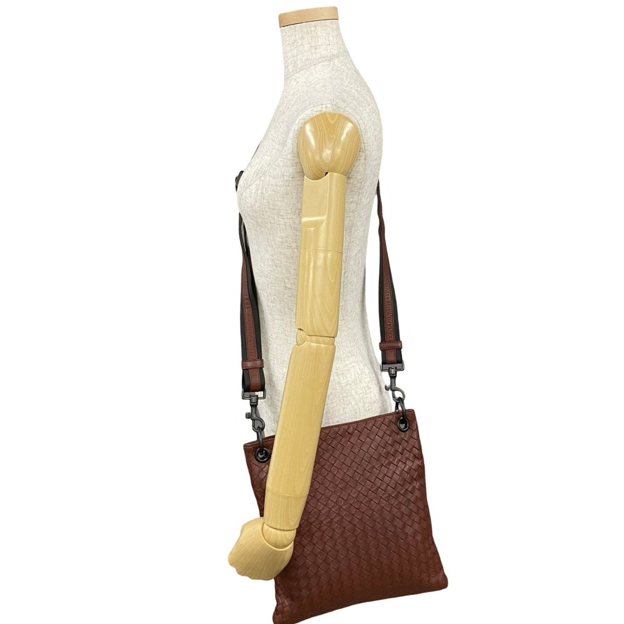 Bottega Veneta Brown Leather Pochette Shoulder Bag (Pre-Owned)
