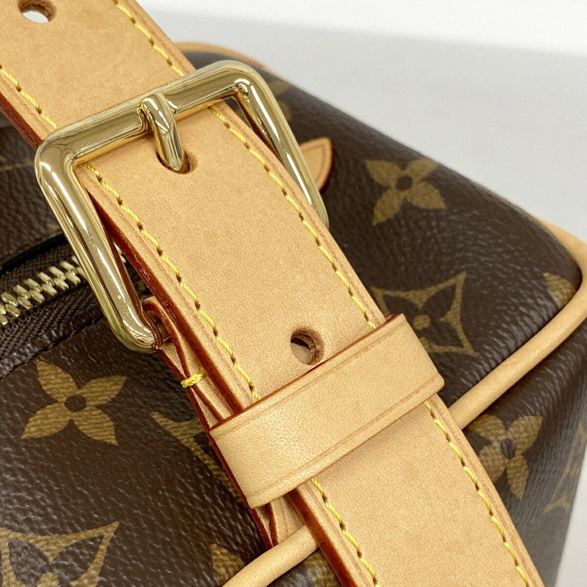 Louis Vuitton Brown Clutch Bag (Pre-Owned)