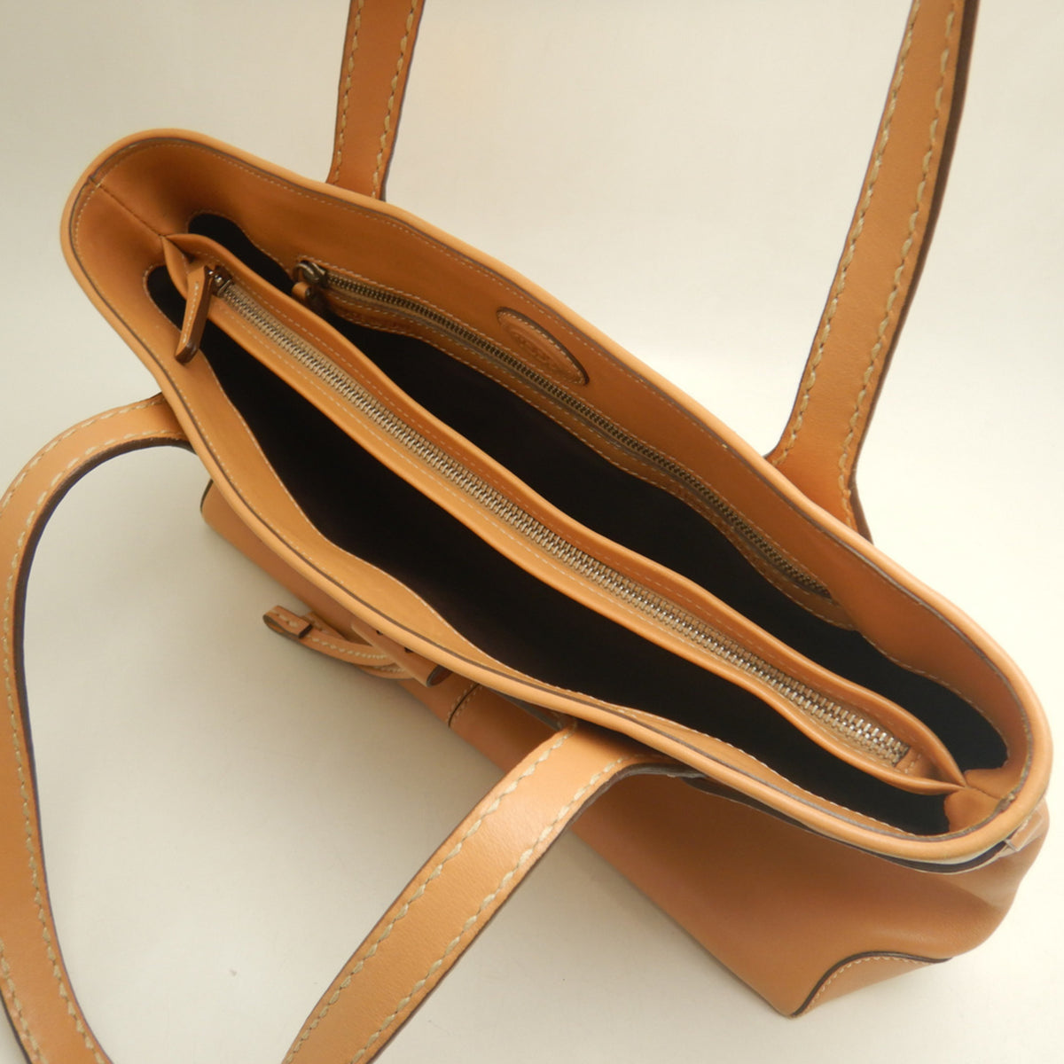 Tod's Camel Leather Tote Bag (Pre-Owned)