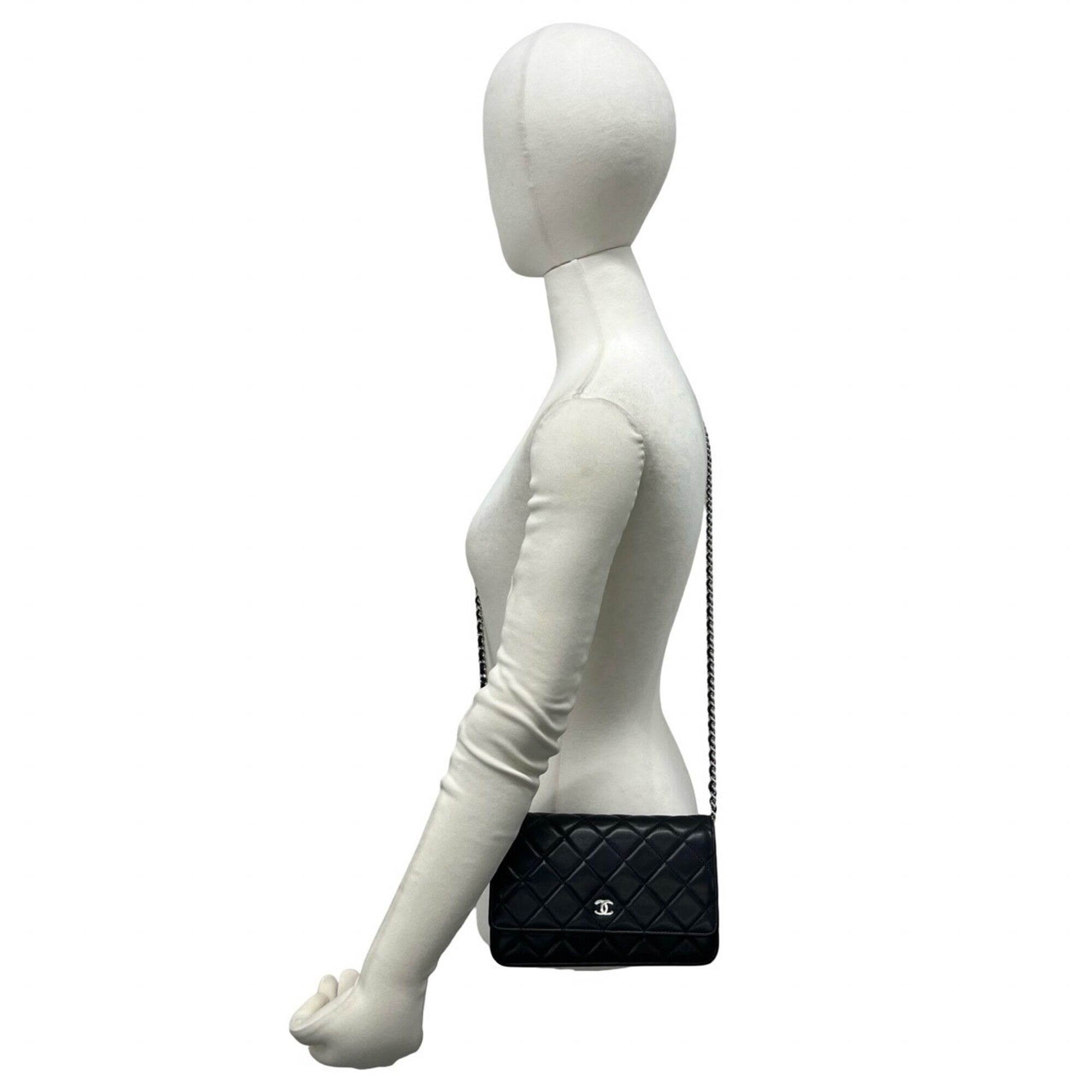 Chanel Black Leather Pochette Shoulder Bag (Pre-Owned)