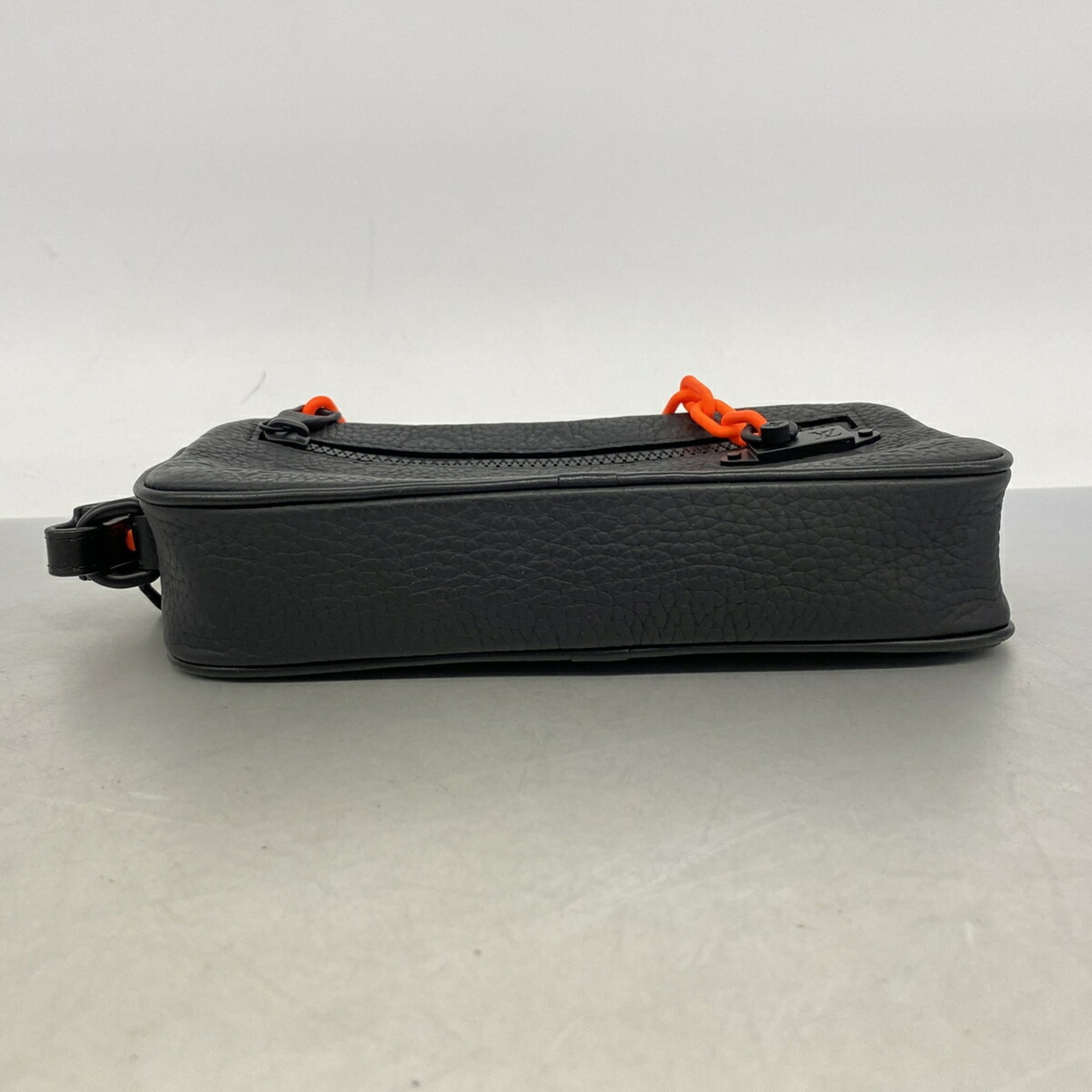 Louis Vuitton Noir Clutch Bag (Pre-Owned)