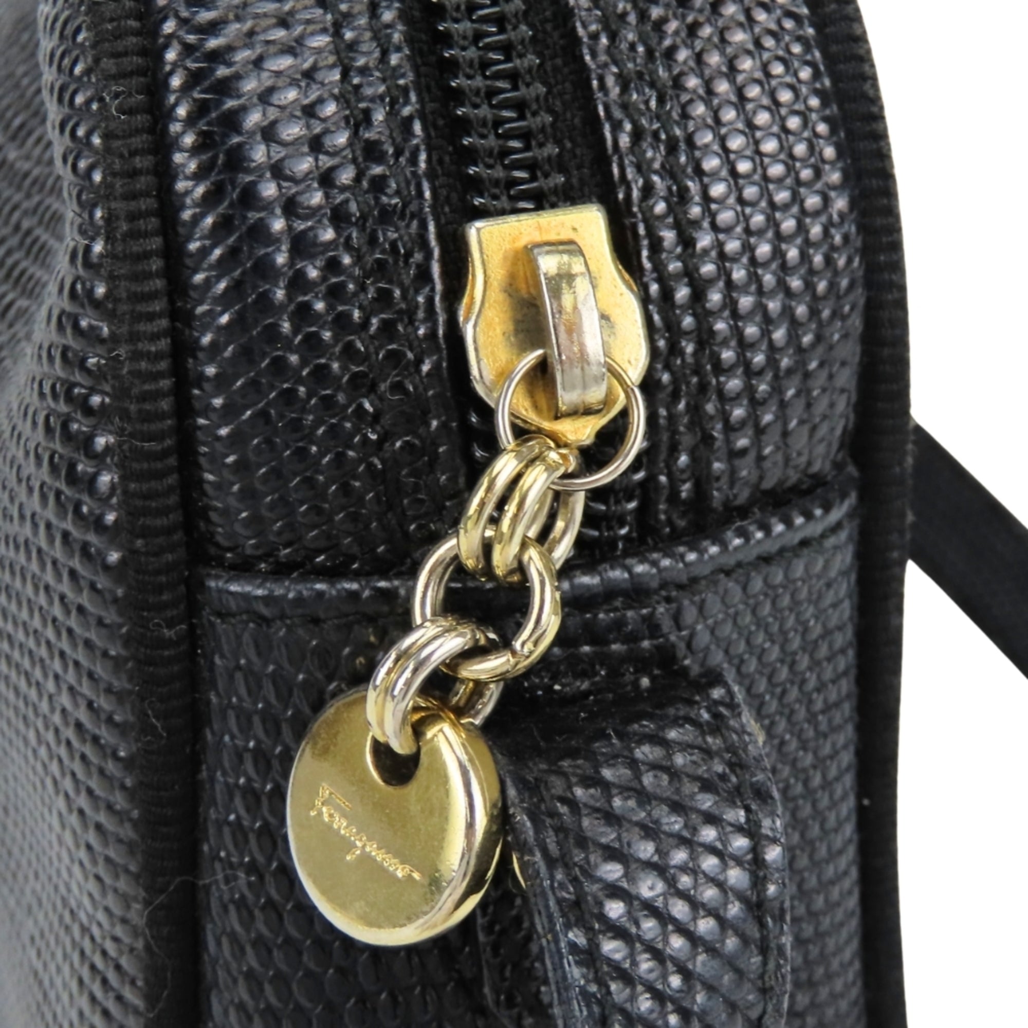 Salvatore Ferragamo Vara Black Leather Shoulder Bag (Pre-Owned)