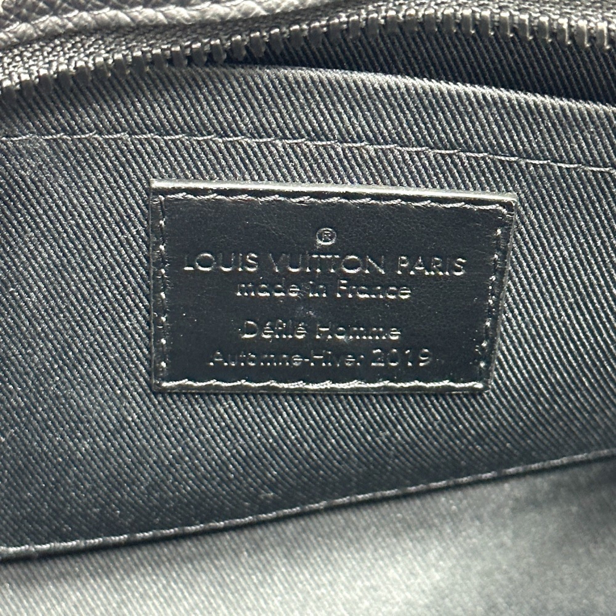 Louis Vuitton Taiga Black Taiga Leather Shoulder Bag (Pre-Owned)